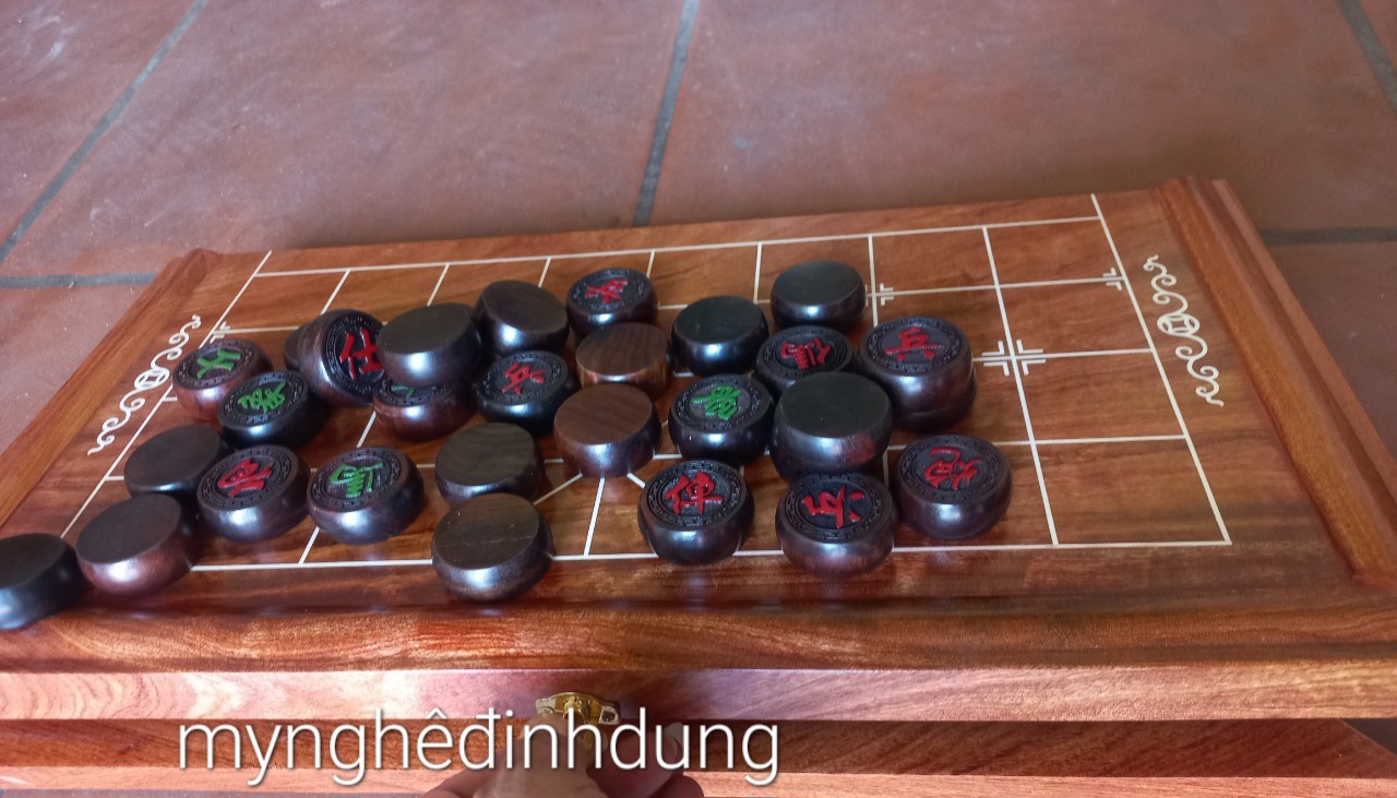 Bộ bàn cờ tướng  bằng gỗ hương đá 50x50x3.5cm +quân cò gỗ trắc đỏ đen đẹp long lanh kt 4.0x1.5cm