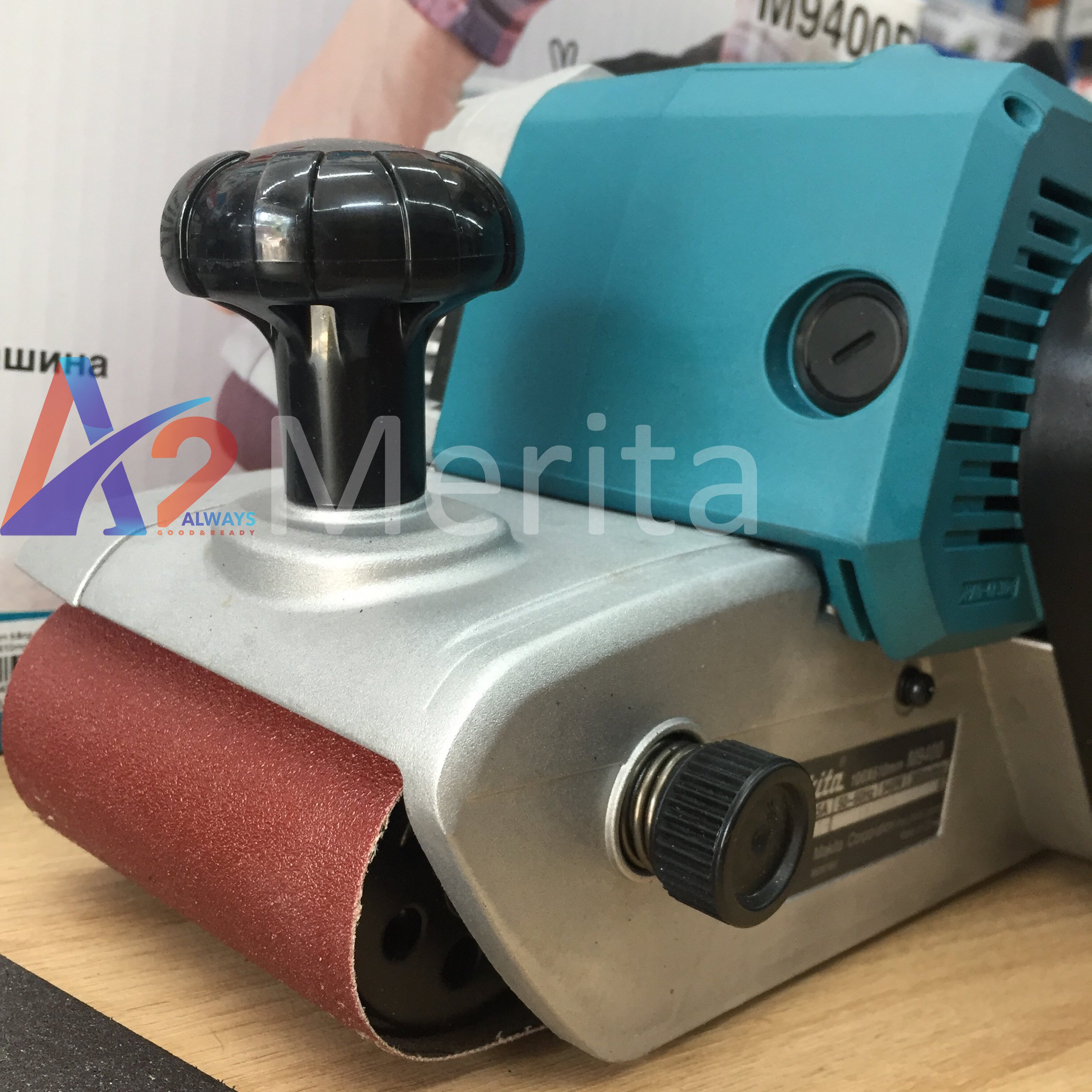 Máy chà nhám băng 100x610 940W Makita MT