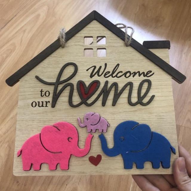 Bảng gỗ trang trí decor hình gia đình voi chữ Welcome home có sẵn dây treo