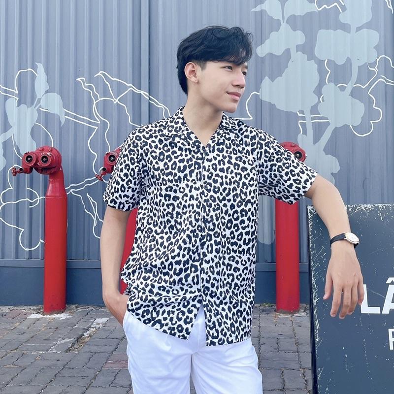 Áo Sơ Mi Nam Nữ Unisex Họa Tiết Trắng Đen Tay Ngắn, Chất Lụa Gân Dày Đẹp, Hàng Thiết Kế Mr.Smile 99 Shop