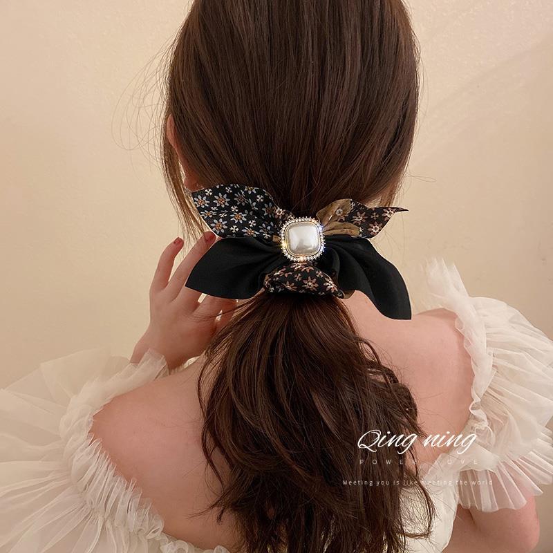 PK773 Scrunchies buộc tóc nhiều tông be, đính hạt; style hoàng gia nhiều lớp sang chảnh