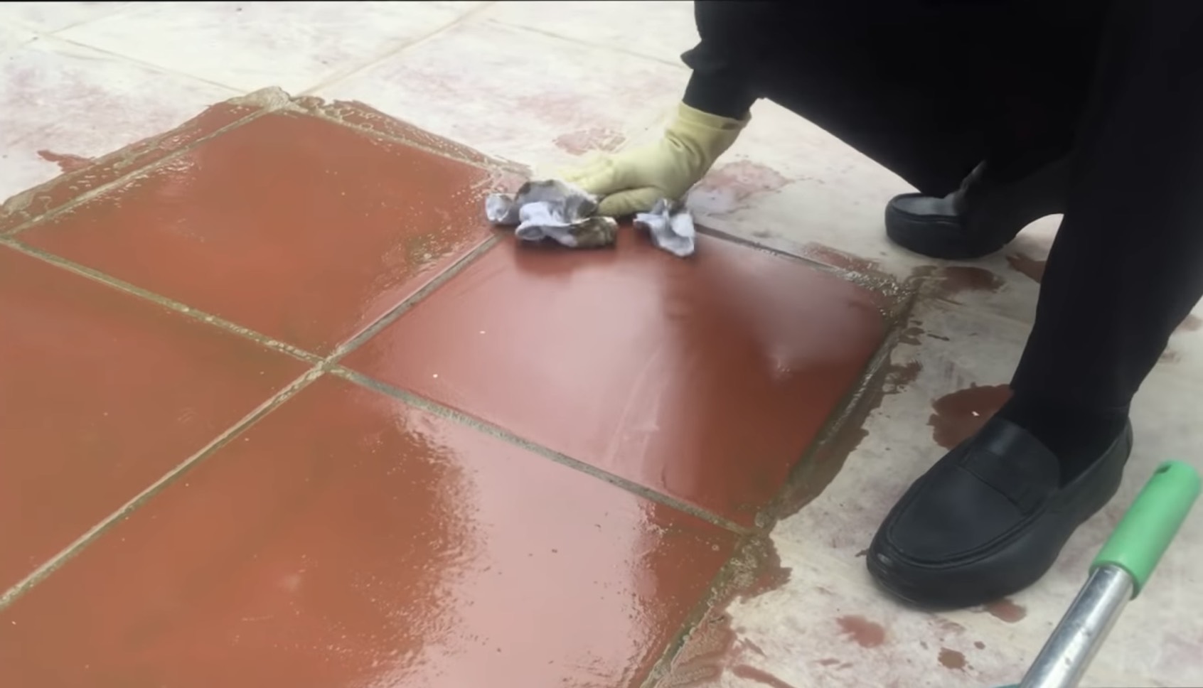 Hóa chất tẩy xi măng bám dính trên bề mặt gạch đỏ ,đá các loại mà không ảnh hưởng đến bề mặt gạch,tiết kiệm nhân công thi công nhanh và rất dễ dàng.Chống thấm Vmix