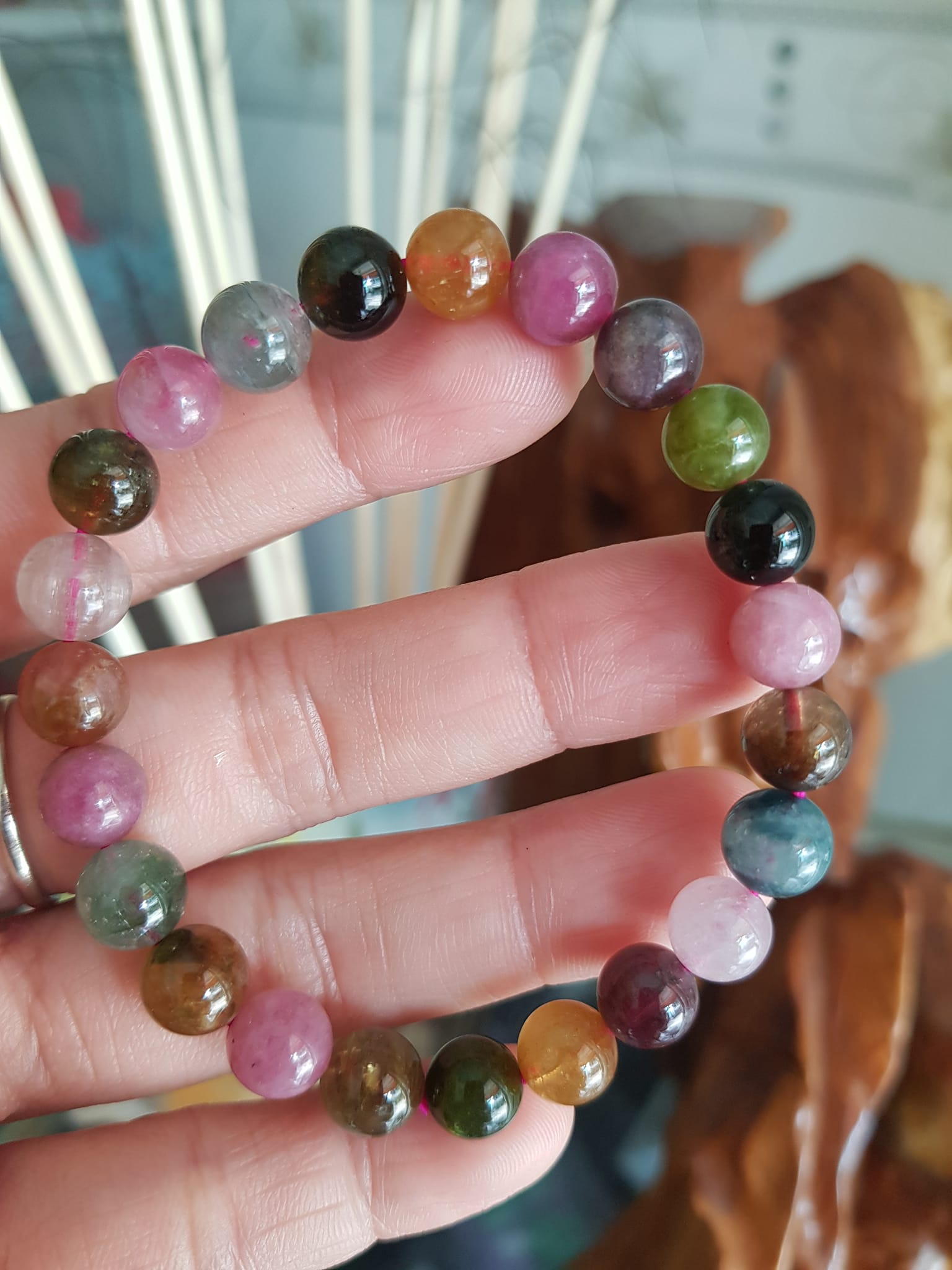 Vòng tay phong thủy đá tourmaline tự nhiên  size vòng 8ly bóng mượt đẹp  Nữ đeo vòng tay đá tourmaline màu tươi trẻ bóng mượt đem đến sự may mắn, vui tươi, thịnh vượng tài lộc ạ