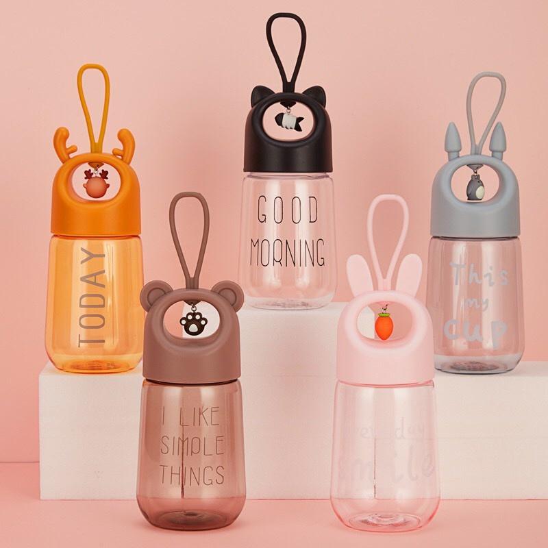 Bình Nhựa Đựng Nước Đi Học 480ml Hình Thú Có Chuông Cho Bé Siêu Cute Có Quai Cầm Tiện Lợi