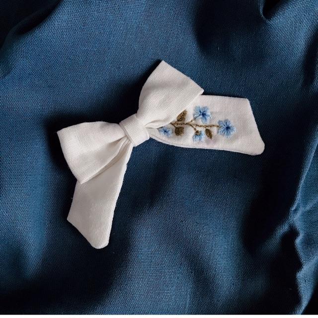 Nơ linen trắng form dễ thương thêu hoa xanh