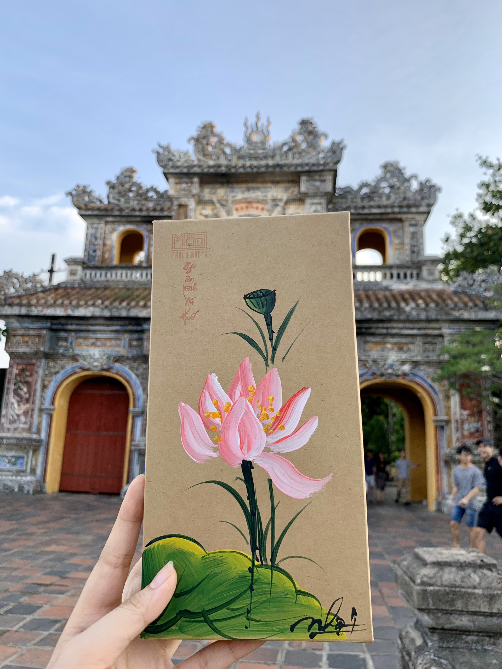 Hộp Trà hoa sen Công ty Mộc Truly Hue's 300gr ( giao mẫu ngẫu nhiên)