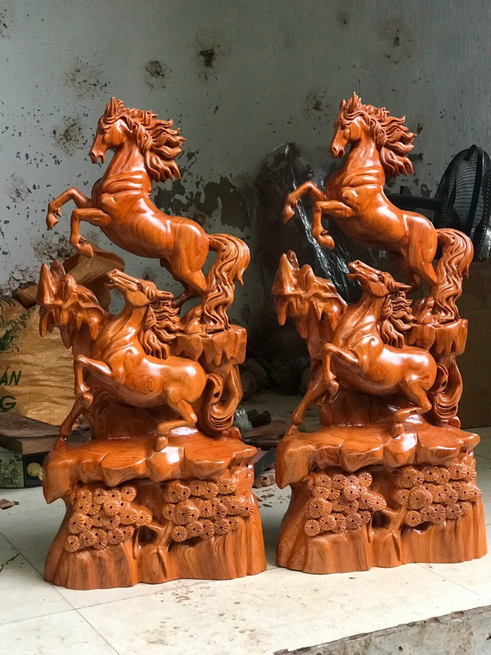 Tượng con ngựa song mã uyên ương bằng gỗ hương đá kt 30×12×7cm