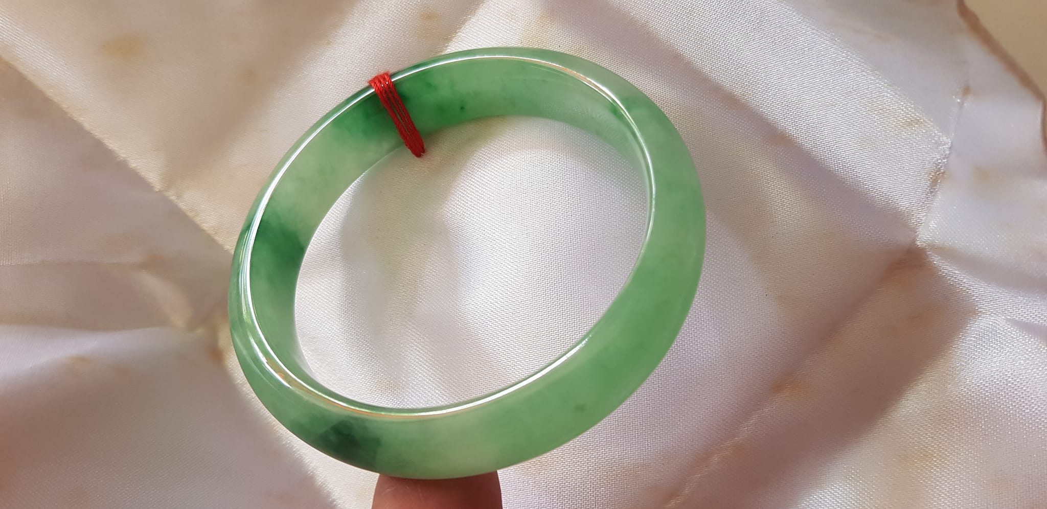 Vòng Cẩm Thạch tự nhiên Bản Hẹ Sịn size 53mm x cao 12mm x dầy 7mm màu xanh lý tươi bóng đẹp nữ 51kg - 56kg đeo ạ