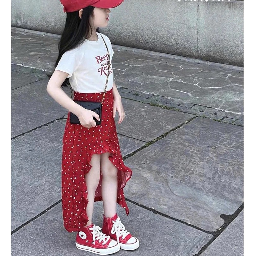 Set Váy Midi Bé Gái Đỏ Nổi Bật – Áo Thun In Chữ Kèm Chân Váy Lụa Bèo Xẻ Tà Nàng Thơ Từ 20-45kg Dành Cho Bé Gái