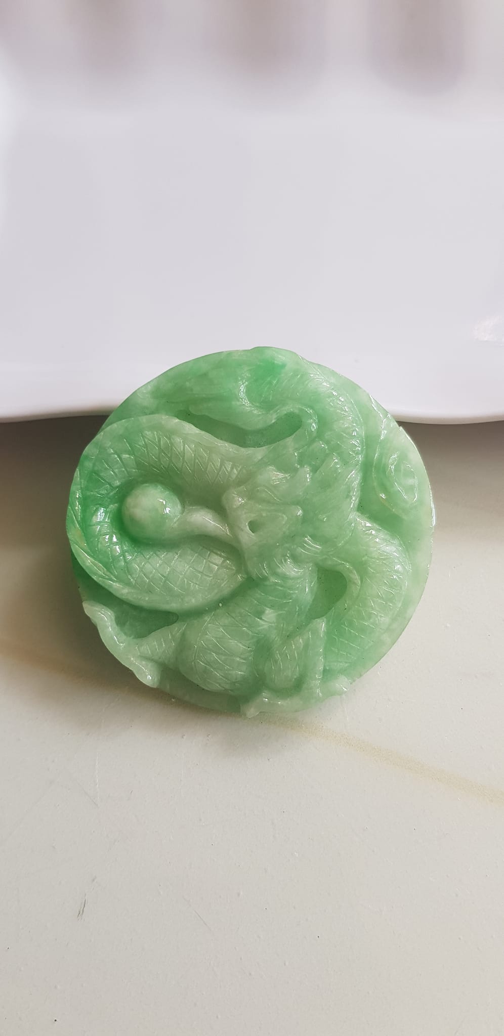 Mặt dây chuyền Nam to trạm rồng lượn nổi nhả ngọc đá ngọc cẩm thạch tự nhiên Size tròn to đường kính 53mm x dầy 6mm Màu xanh Ngọc Tươi bóng đẹp lắm luôn nam bọc vàng đeo với dây chuyền của mình thiệt đẹp lắm luôn nha ạ