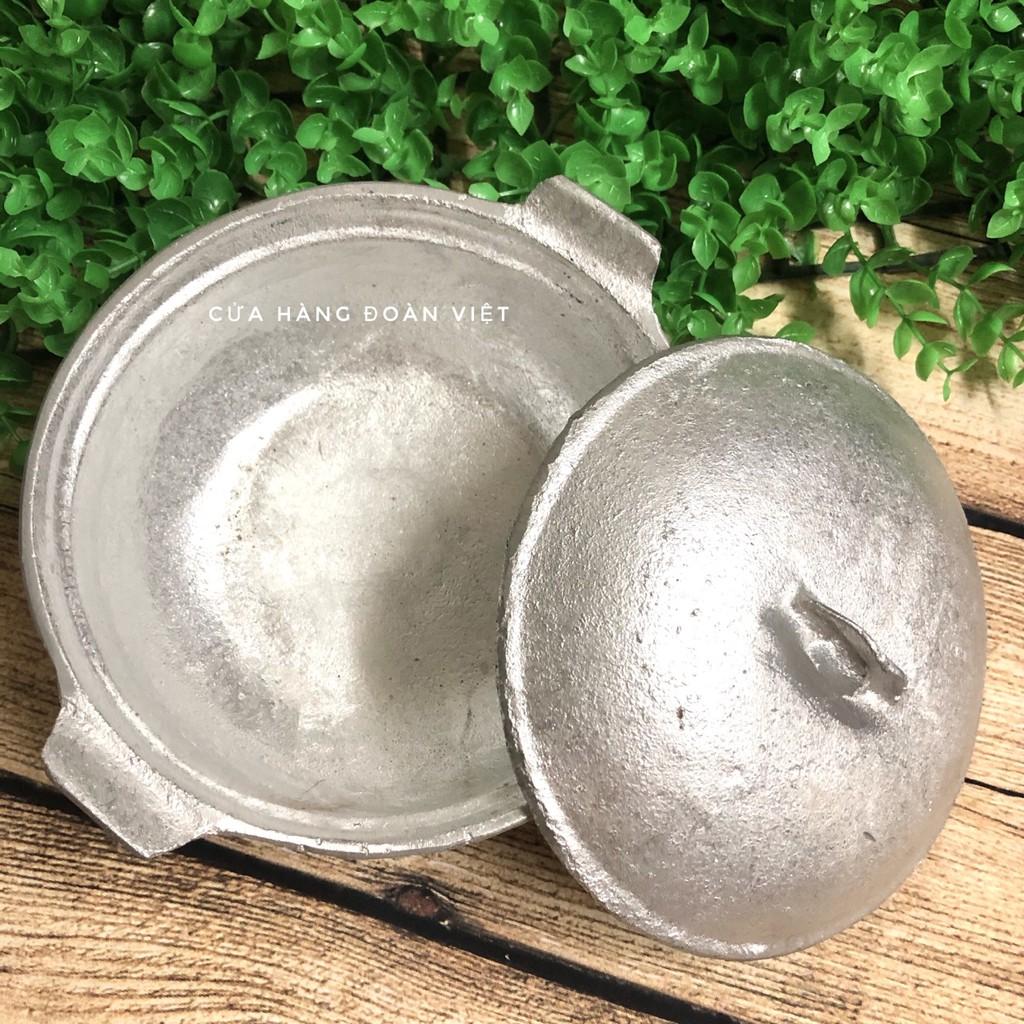 Nồi Gang Kho Thịt Cá Size 15cm. Điểm đặc biệt Nồi gang đúc thủ công vẫn giữ nét thô sơ cổ điển. Phù hợp kho quẹt, nấu tạo cơm cháy giòn.