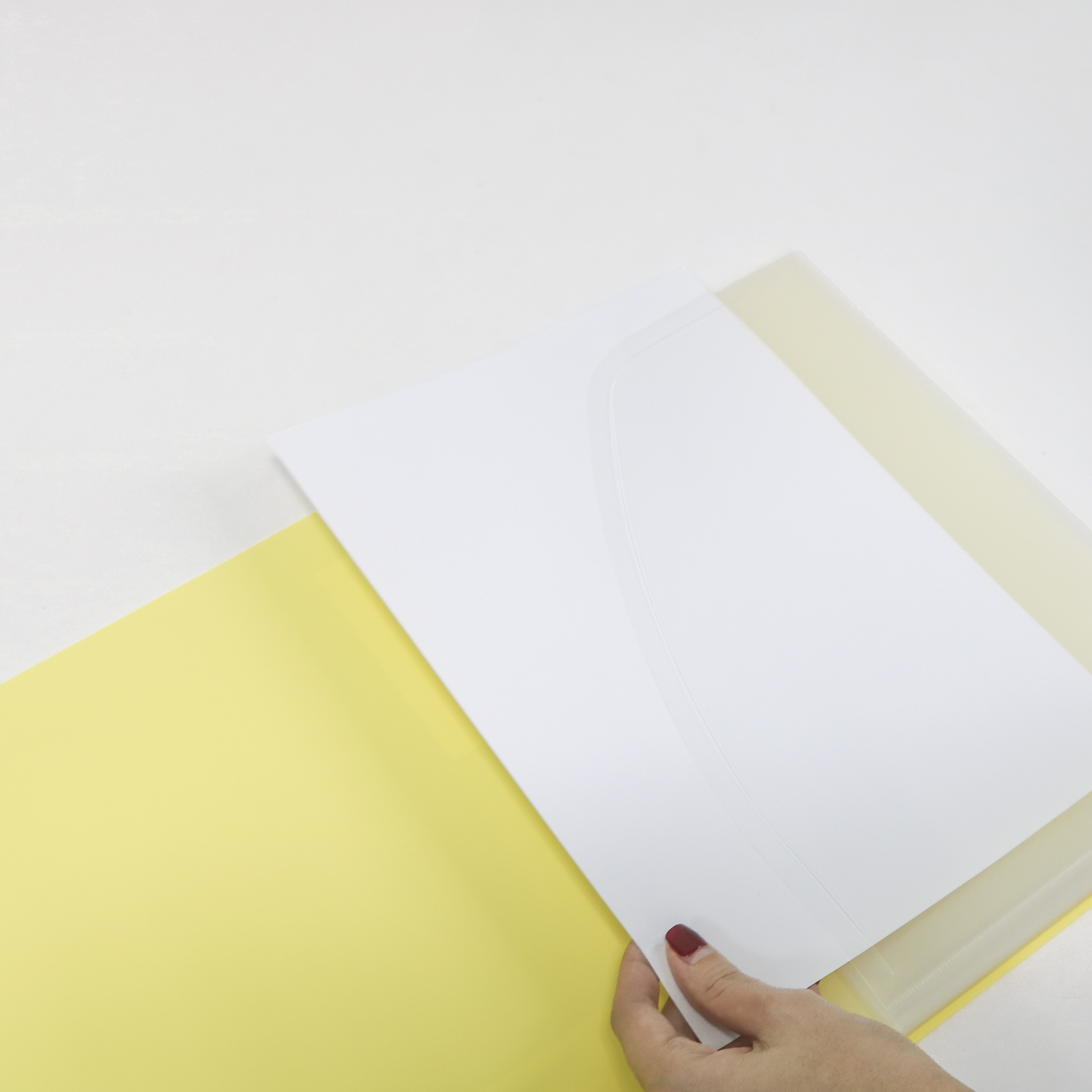 File bìa nhựa đựng hồ sơ AO+ trong suốt có 8 ngăn lưu tài liệu A4 theo ngăn vát dễ dàng sử dụng màu ON WD601