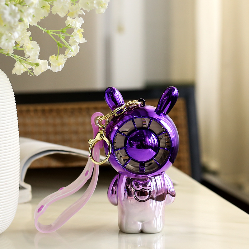 Quạt mini cầm tay kèm theo móc treo tiện lợi với thiết kế dễ thương nhỏ gọn có 2 mức độ gió siêu mát