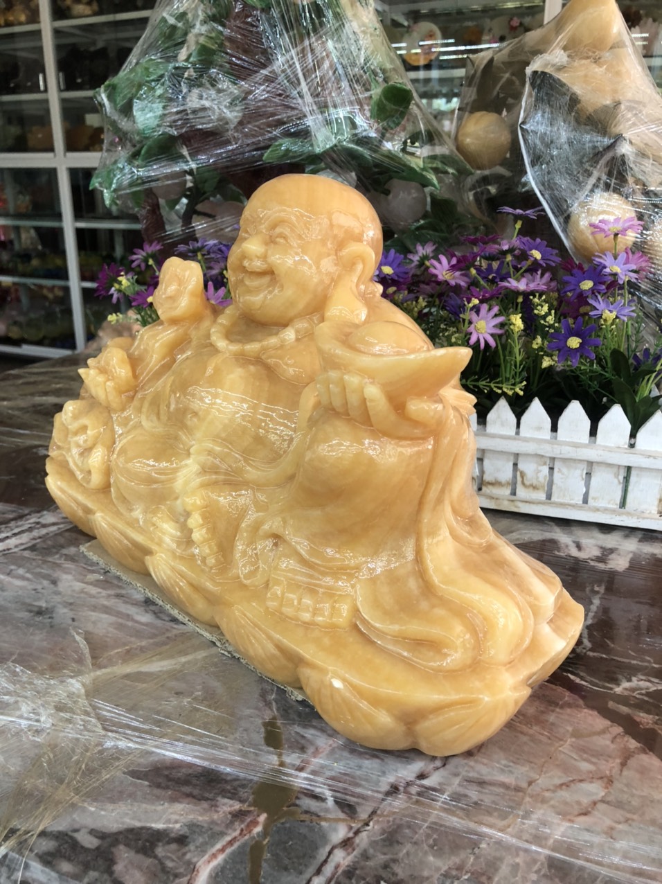 Tượng Phật Di Lặc ngồi tựa bao tiền cầm thỏi vàng và gậy như ý phong thủy đá ngọc hoàng long - Dài 40 cm