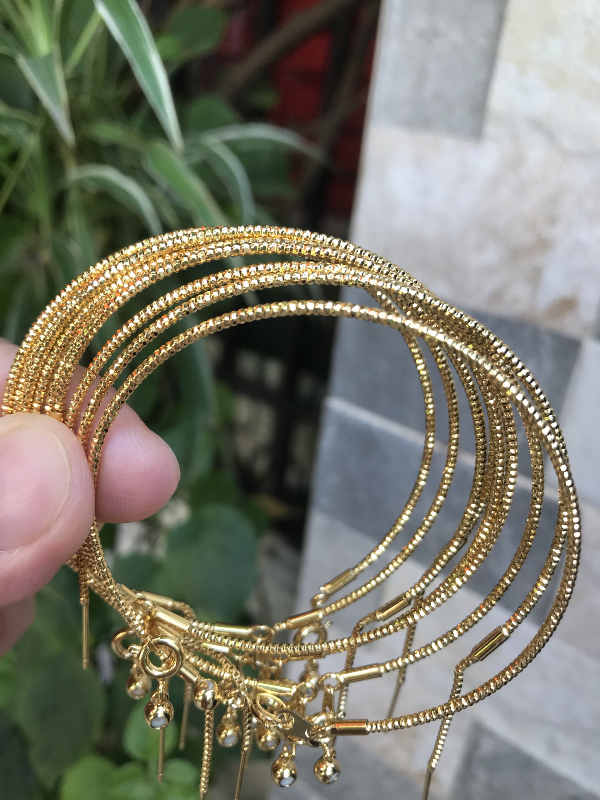 Vòng tay nữ mạ vàng các Chị về phối với hạt charm của mình đeo tay xinh lắm ạ