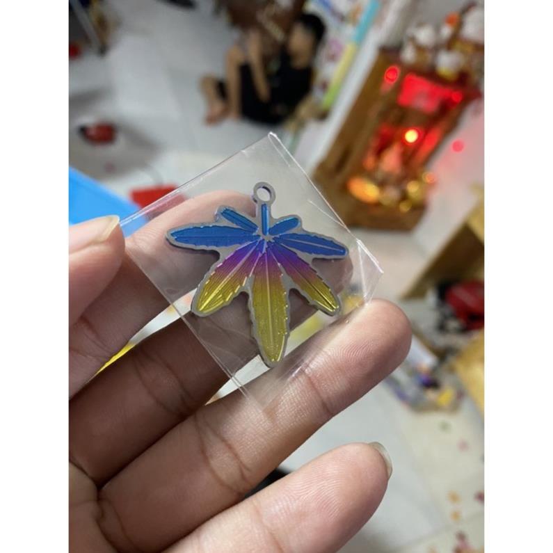 Logo titan móc khoá hình chiếc lá điện phân