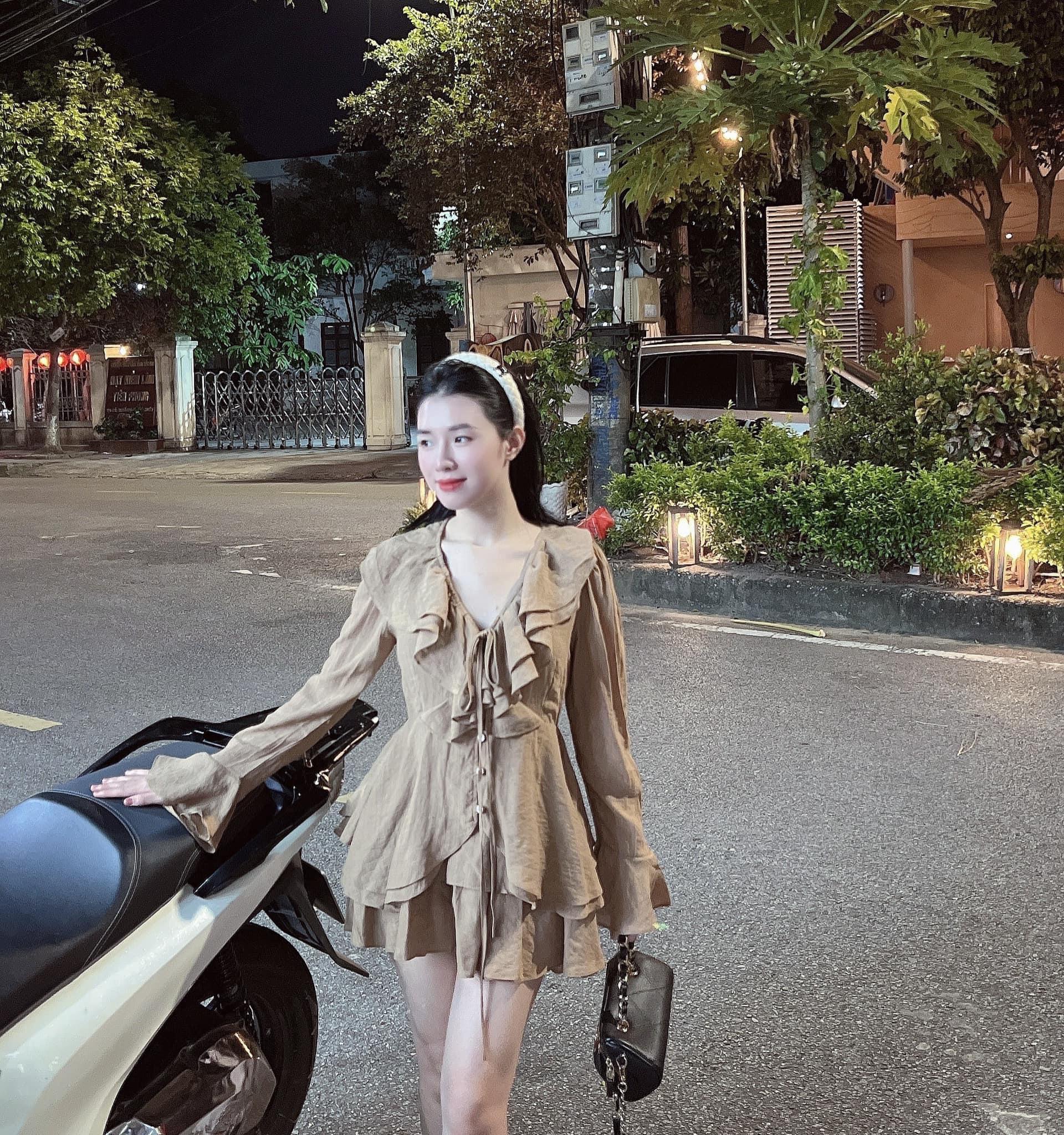 SET ĐI CHƠI, SET 2 MÓN ÁO TƠ BÈO TAY DÀI CỔ V PHỐI CHÂN VÁY CỰC HOT