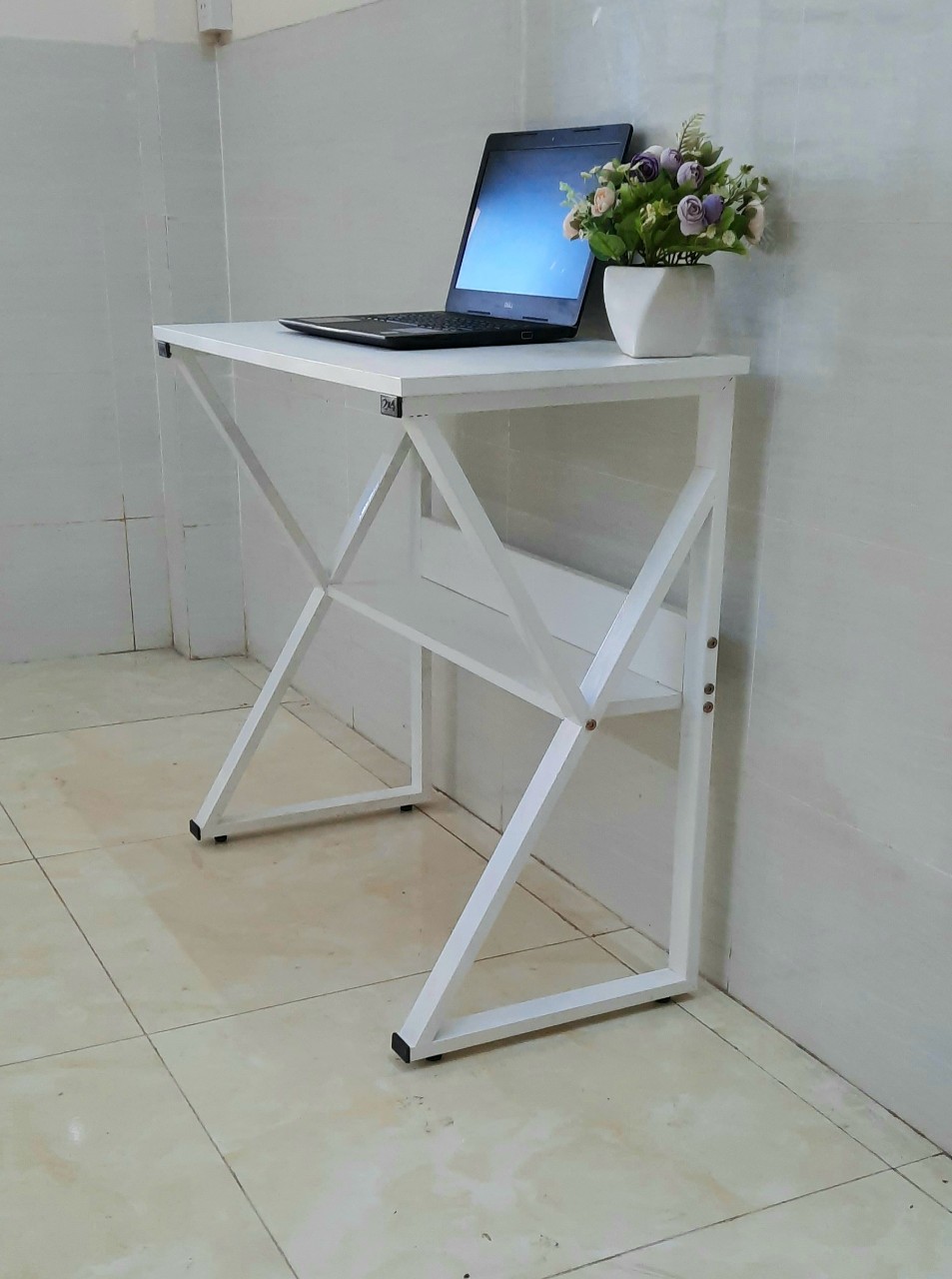 Bàn làm việc chân sắt. Có kệ lửng. Chân chữ K.chân trắng mặt trắng. 80x40 cm