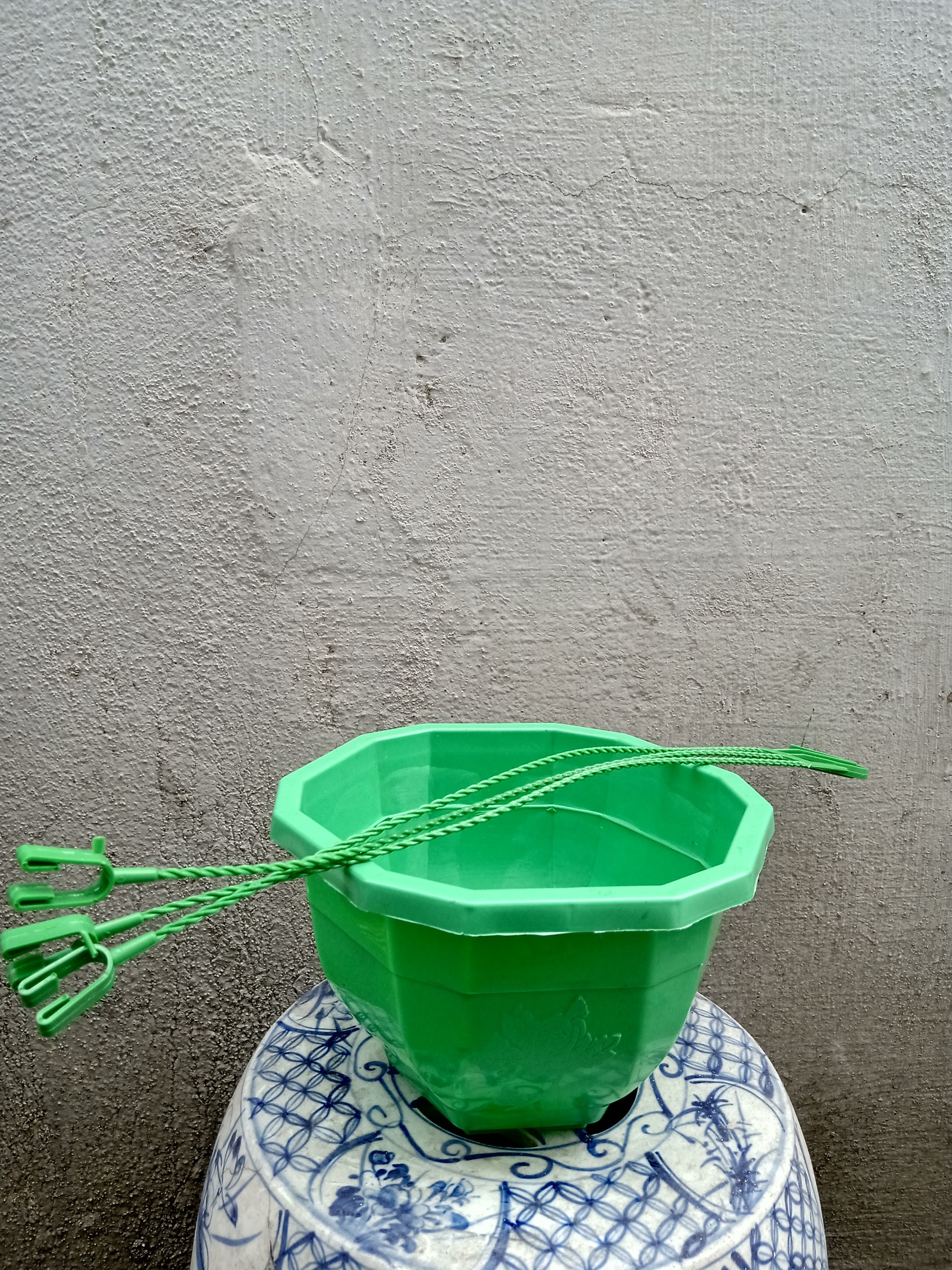 5 Chậu Nhựa Treo 5 Màu,Hình Bát Giác,Có Móc Treo Cùng Màu,Kích Thước Đường Kính 22cm Cao 14cm