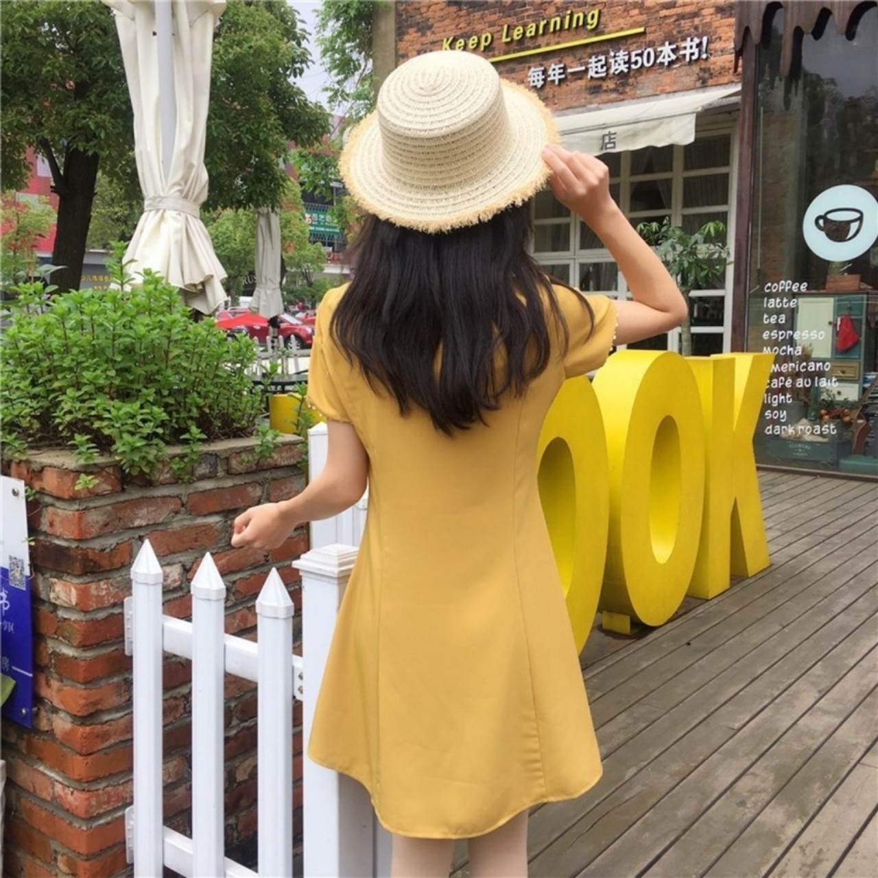 Hình ảnh Đầm nữ dạo phố màu vàng viền ren trắng cài nút trước có túi 2 bên hông chân váy xòe nhẹ