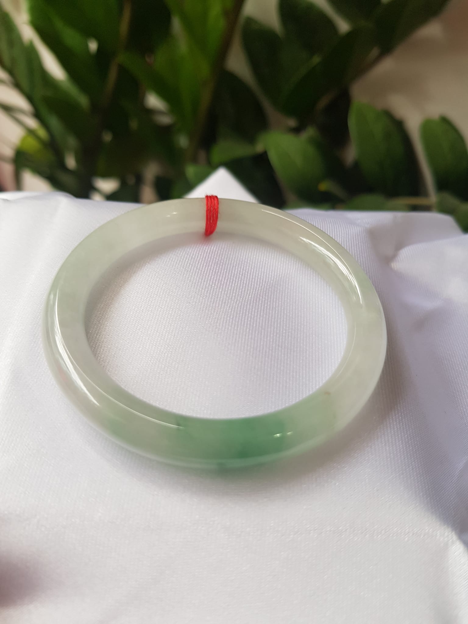 Vòng cẩm thạch Ngọc Đẹp Lý A SỊN 50mm x 7mm Chất liệu đá tự nhiên màu xanh ngọc bóng điểm xanh lý vân đậm tự nhiên bóng đẹp Nữ 50kg - 56kg ạ