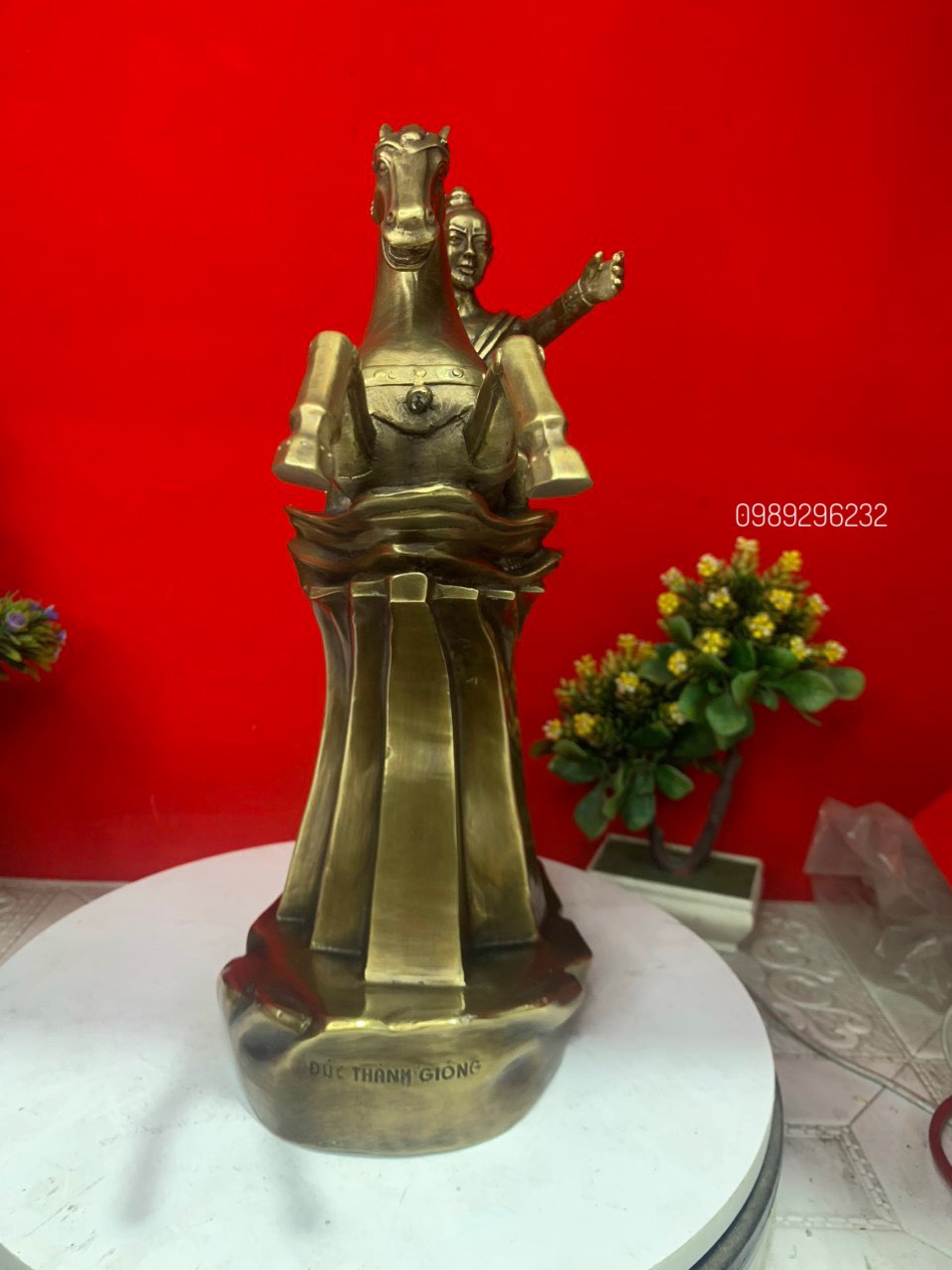 Tượng Thánh Gióng đúc bằng đồng vàng màu nâu