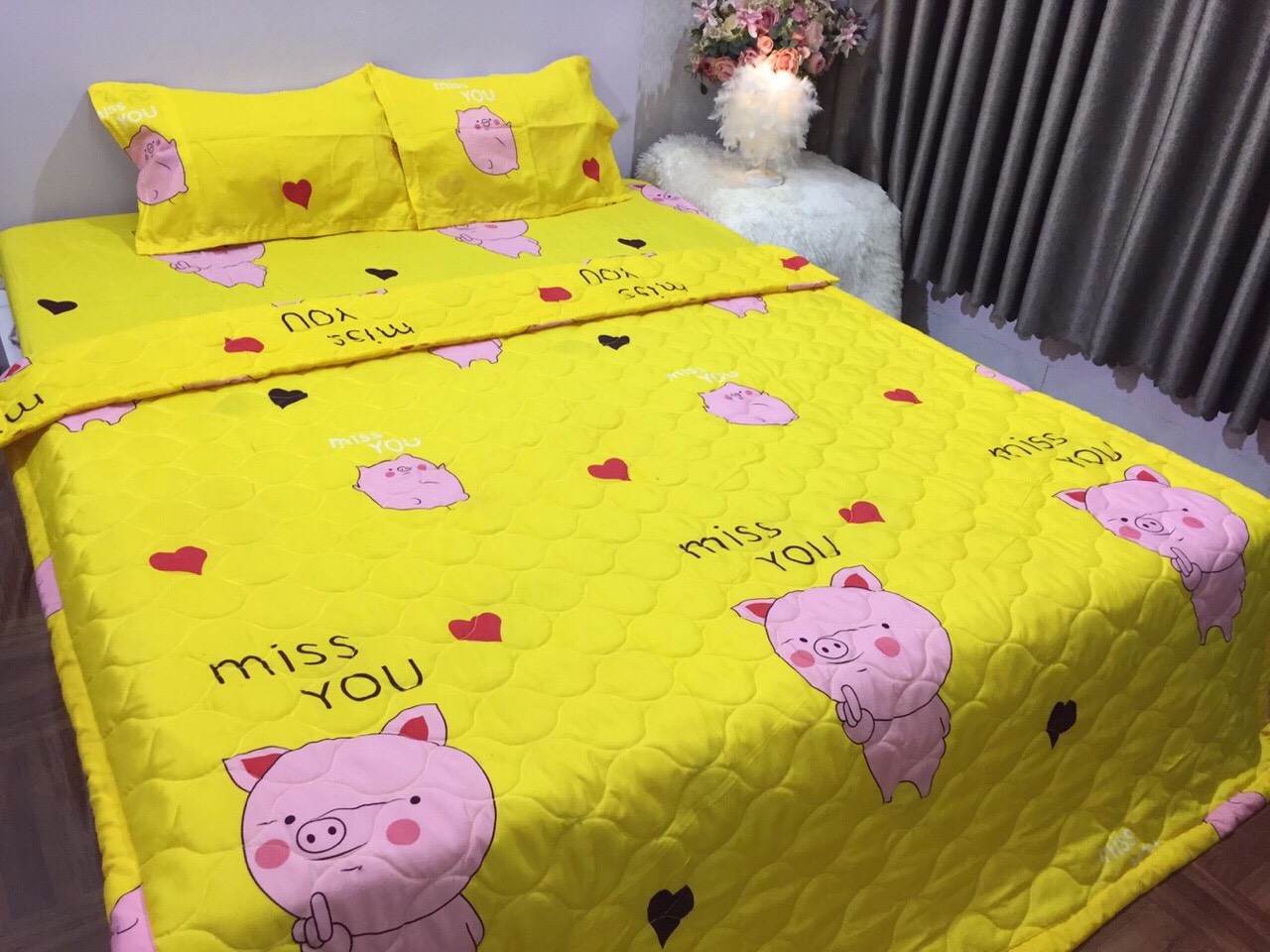 Bộ Chăn Ga Gối Cottong Poly Hè Thu 5 Món Lợn Vàng