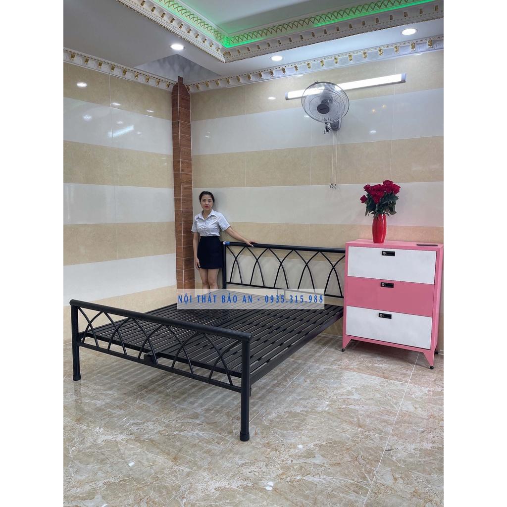 Giường sắt mỹ nghệ đan chéo 1m8x2m, tháo lắp dễ dàng
