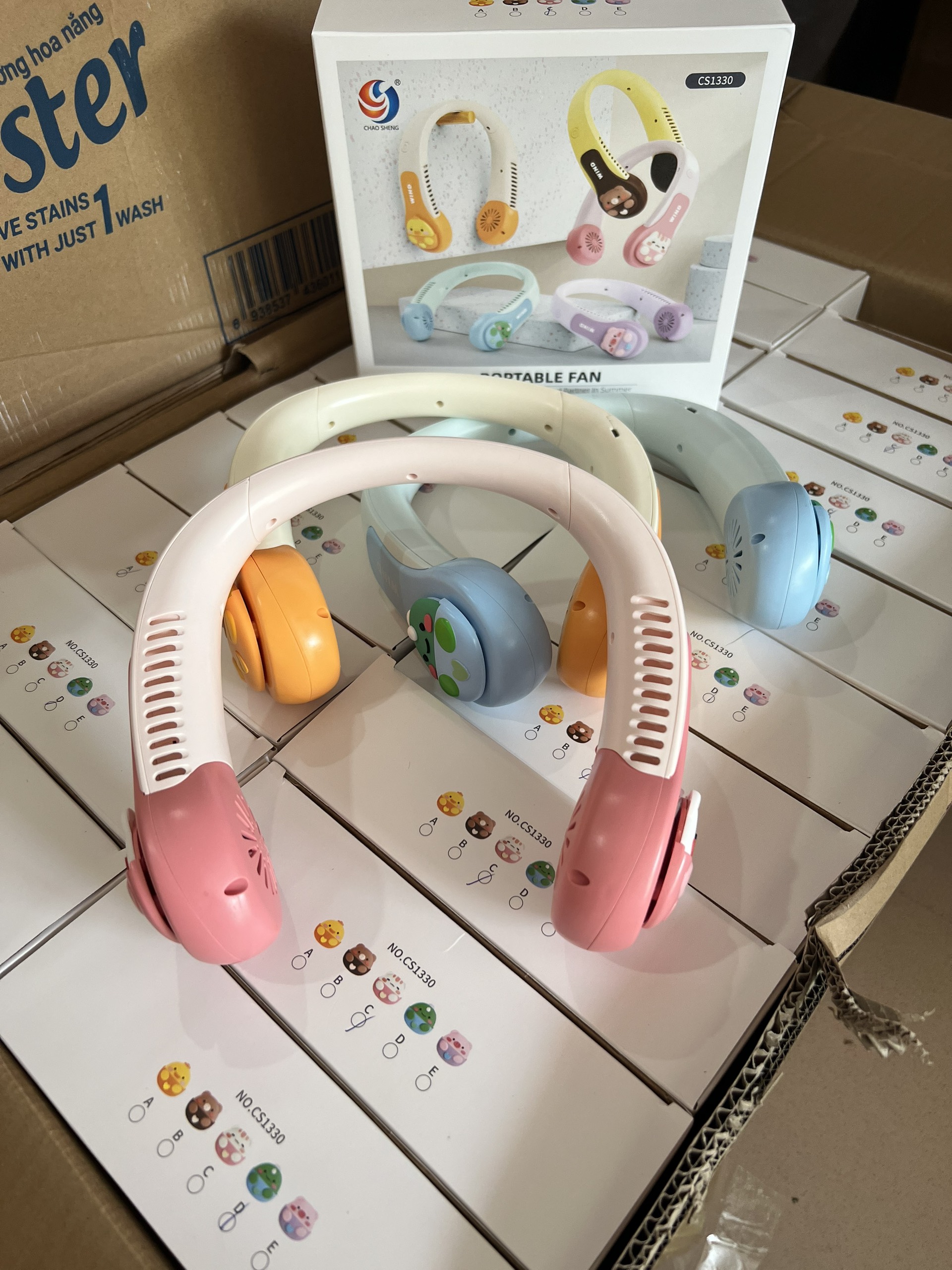 Quạt đeo choàng cổ mini tích điện thiết kế không cánh, tránh bị cuốn tóc khi dùng, làm mát cực nhanh, họa tiết hoạt hình độc đáo, phù hợp cho cả trẻ em và người lớn