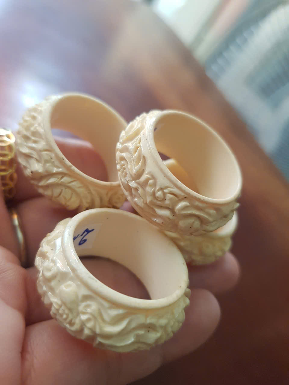 Nhẫn Nam Giả Ngà hay Xương Mỹ Nghệ Chạm Rồng Nổi Lượn Bản tròn Ni 22mm Cao 13mm Dầy 5mm màu trắng Dành Cho Các Anh Nam đeo nhẫn ngón tay cái hay bất kỳ ngón tay nào ni lọt vừa tay là 22mm rẻ vẫn đẹp như thường ạ