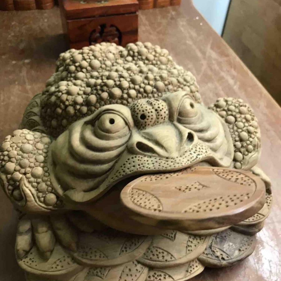 Tượng Cóc Gỗ Ngọc Am Ngậm Tiền giữ tiền thơm nhẹ size 32cm x 34cm Anh Chị trưng phòng khách nhà công ty may mắn tài lộc ạ