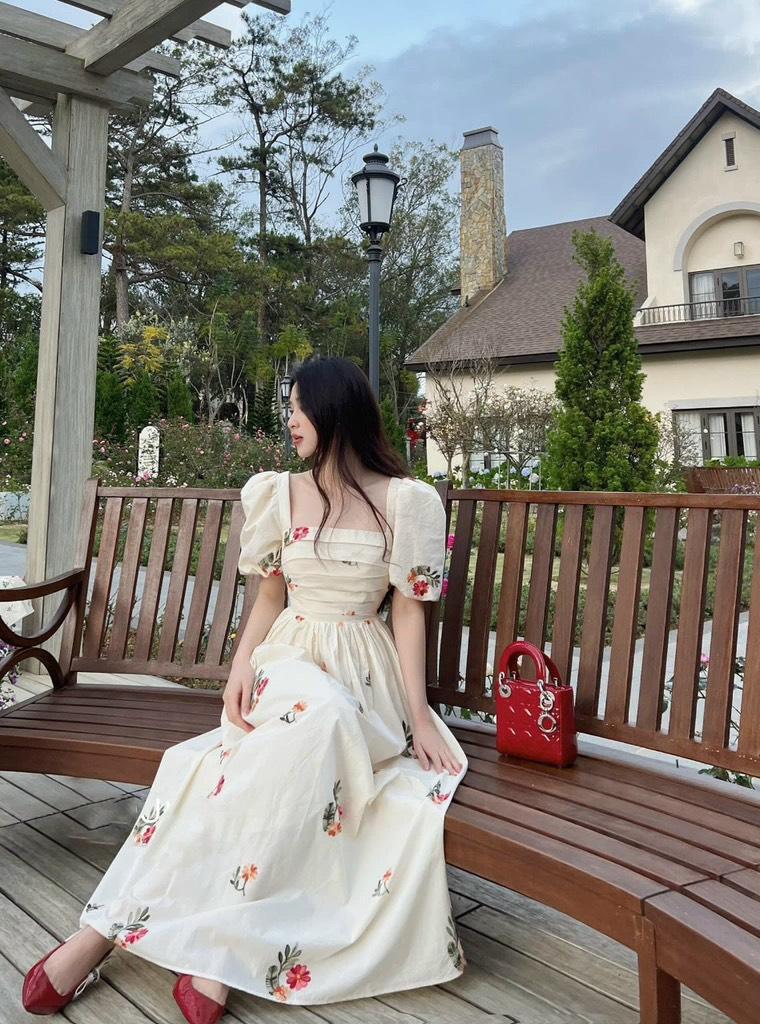 ĐẦM XOÈ CỔ VUÔNG XẾP LI TAY PHỒNG THÊU HOẠ TIẾT
