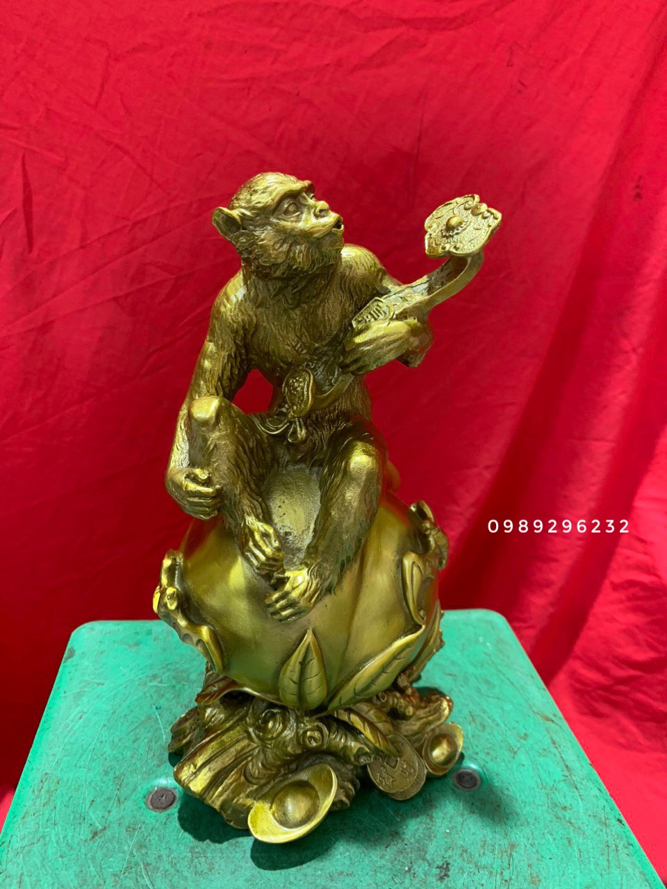 Tượng linh vật con khỉ phong hầu trên quả đào bằng đồng