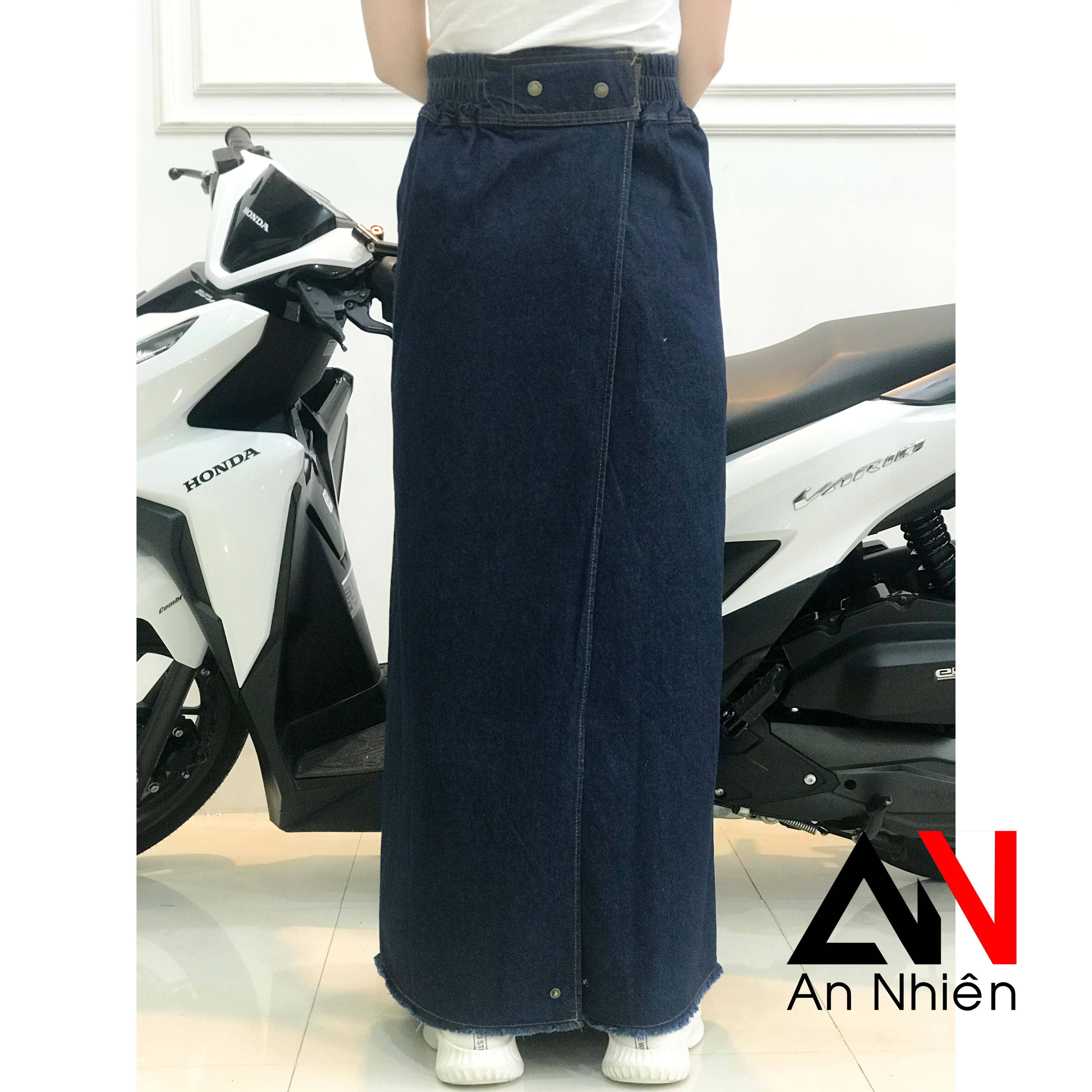 Váy chống nắng xẻ tà chất jean trơn cao cấp mềm mại dày dặn xòe rộng dài cố định bằng miếng dán kết hợp với nút bấm