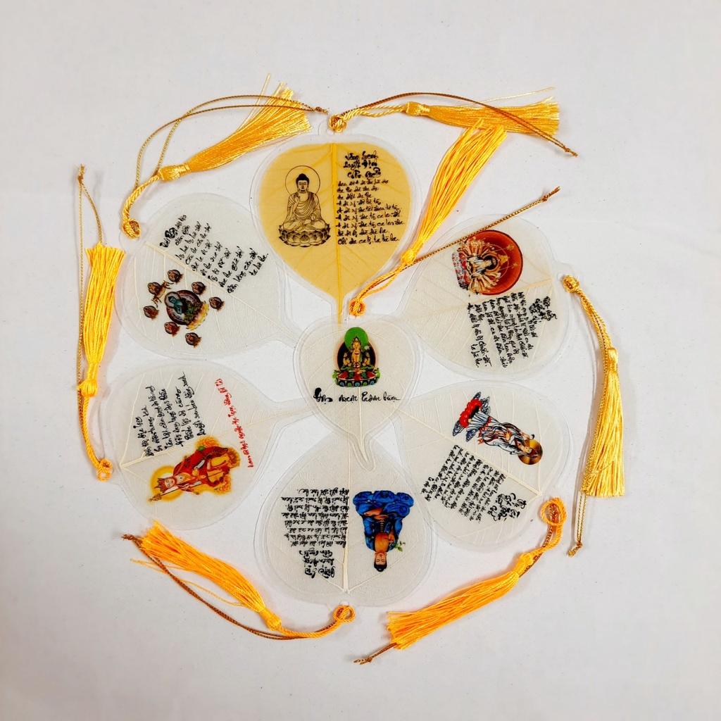 Lá bồ đề có dây treo màu trắng ghi chú OM MA NI PADME HUM