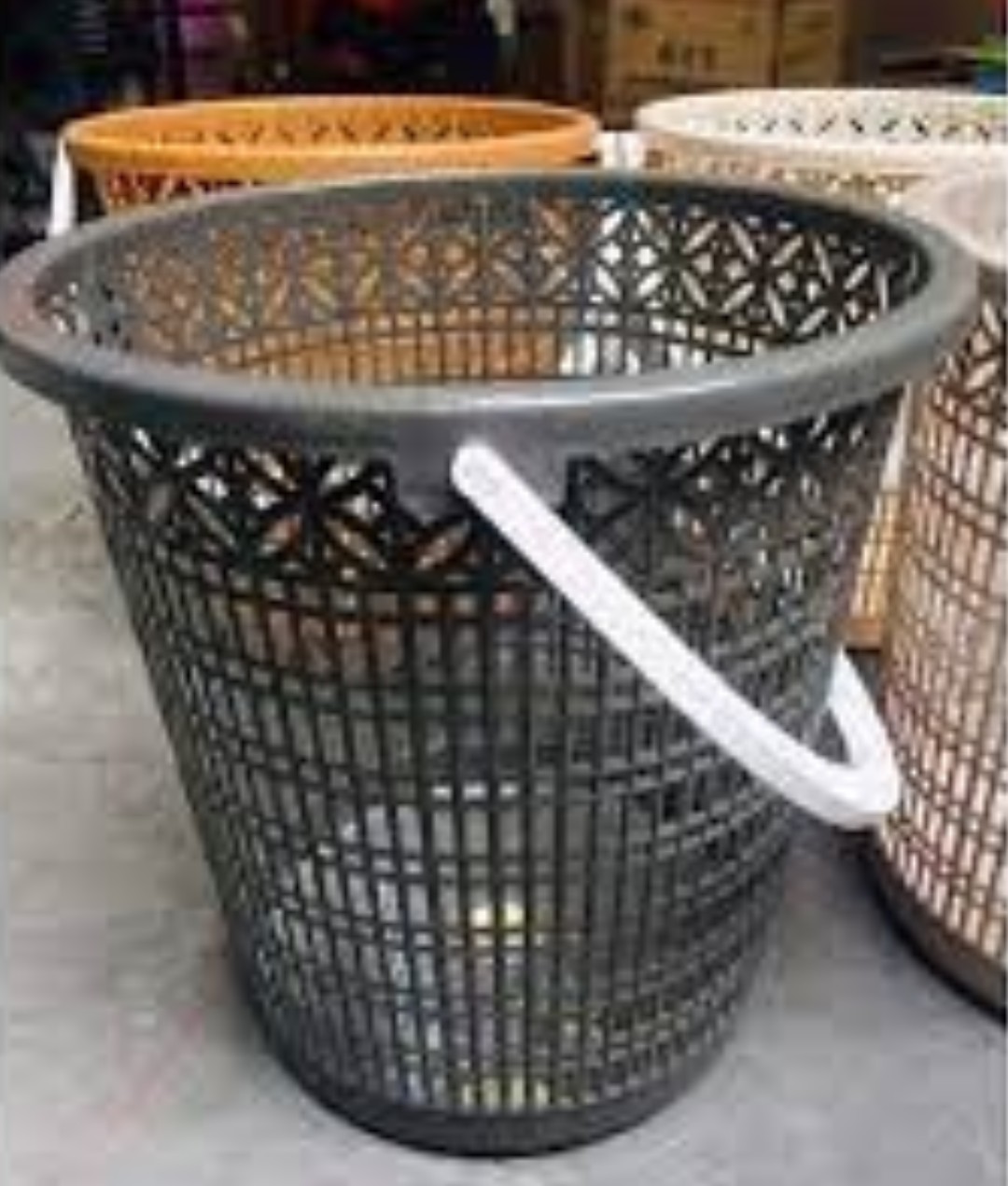 Sọt rác nhưa có quai xáchhình hoa văn