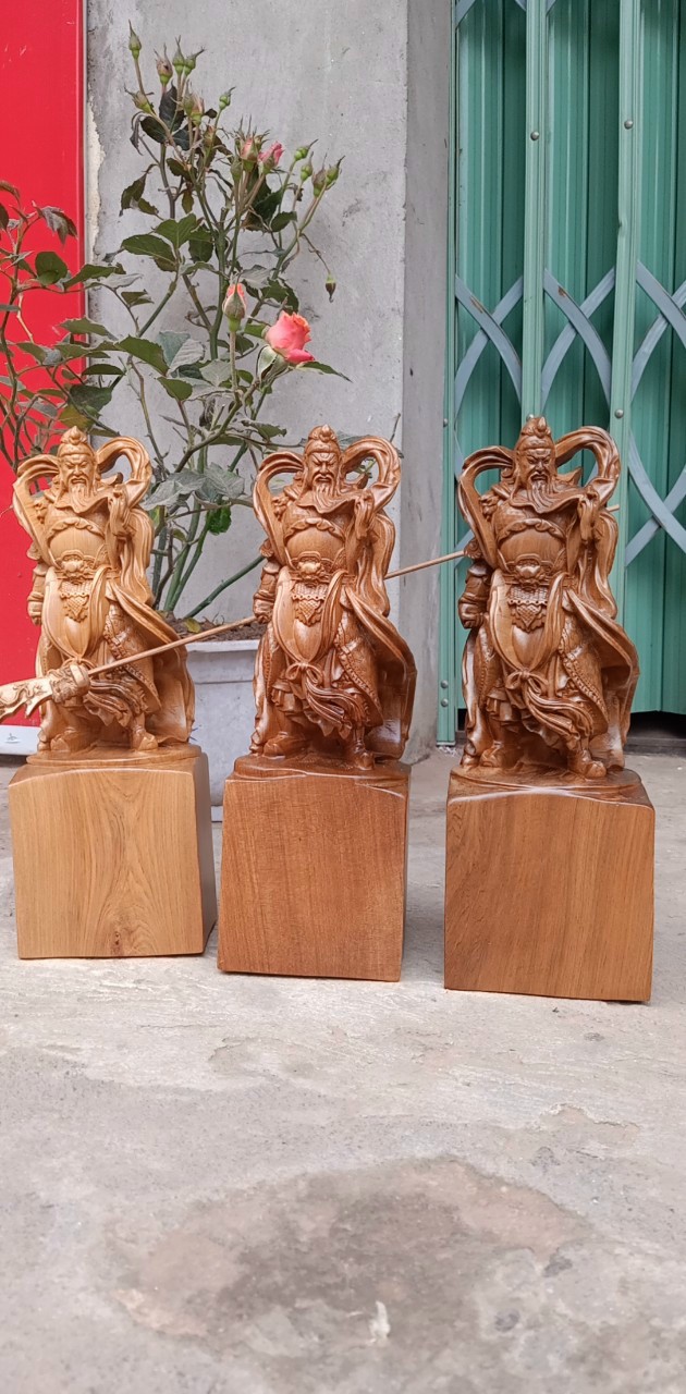 Tượng quan công cầm đao trấn ải bằng gỗ bách xanh thơm nức kt cao 30×10×9cm
