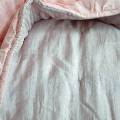 Bộ chăn mền gối KHÂU TÚM hồng nhạt vải linen với lớp lót lụa tơ tằm 100%