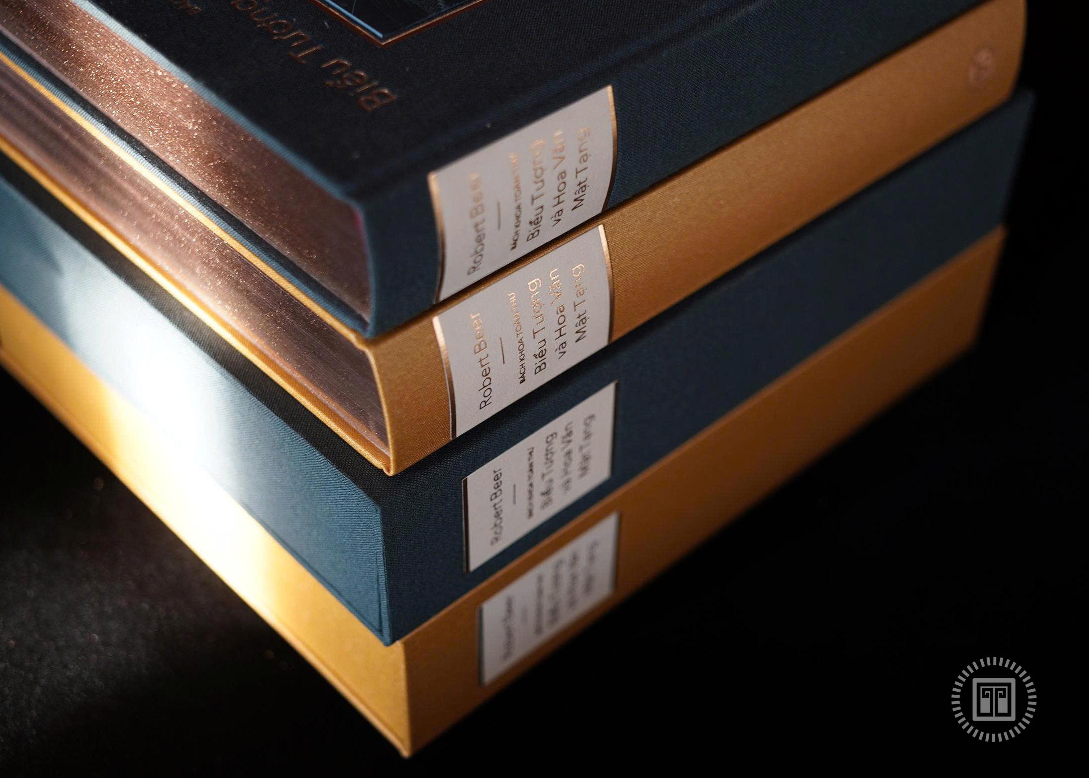 Sách - Bách Khoa Toàn Thư Biểu Tượng Và Hoa Văn Mật Tạng - Ấn Bản Giới Hạn - Bìa Vải