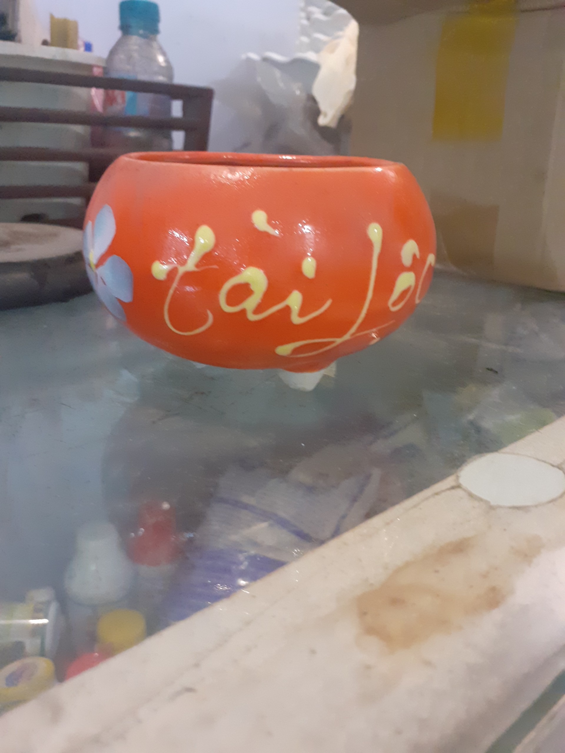 Chậu tròn tài lộc có chân đế cam lè nè