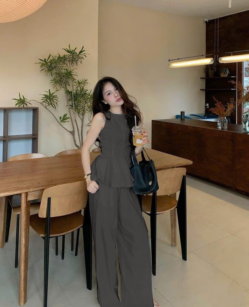 Set áo cổ tròn sát nách phối quần ống suông thanh lịch