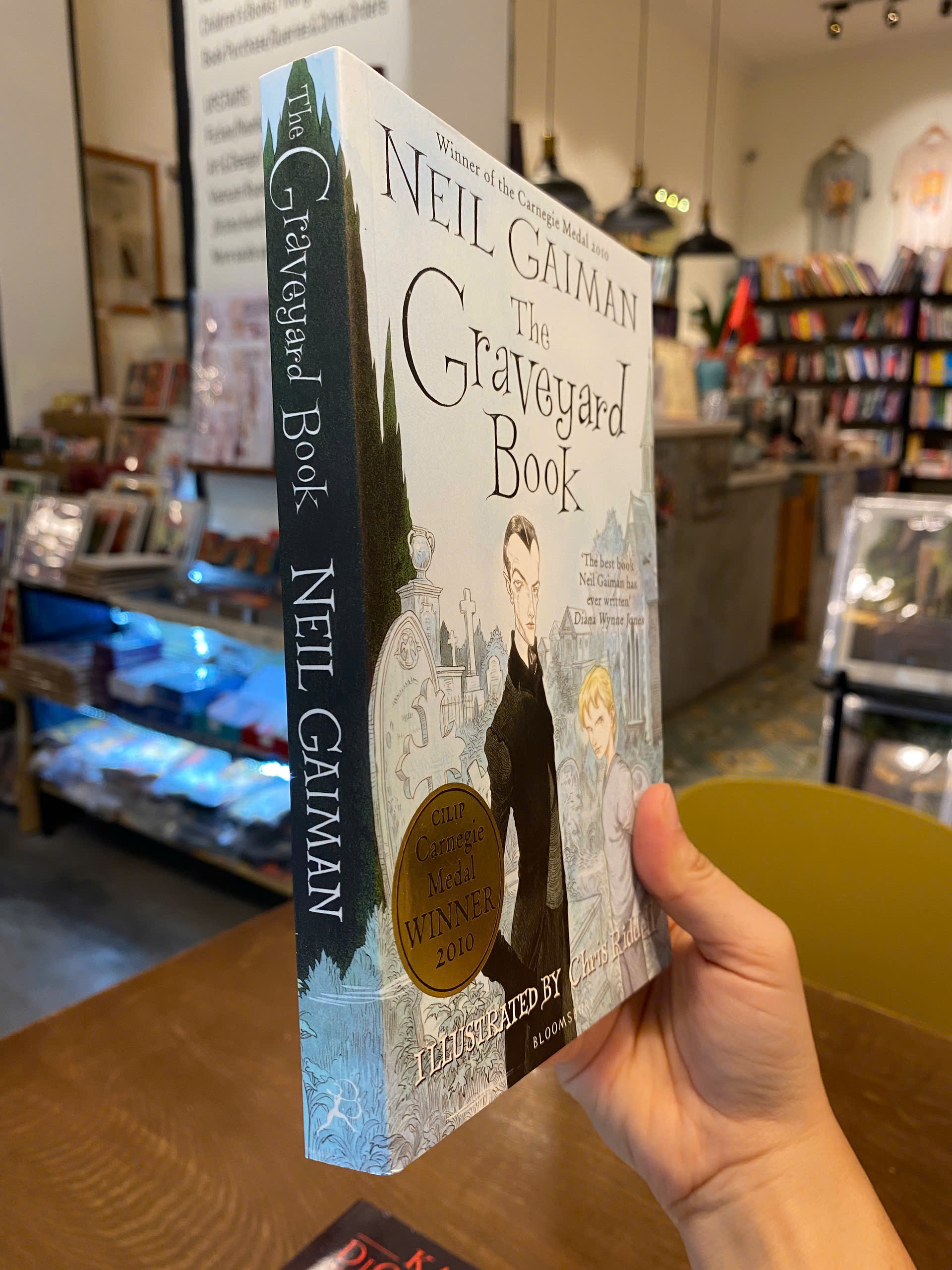 Sách - The Graveyard Book by Neil Gaiman | Fantasy / Young Adult Fiction / Ngoại văn Nhập khẩu