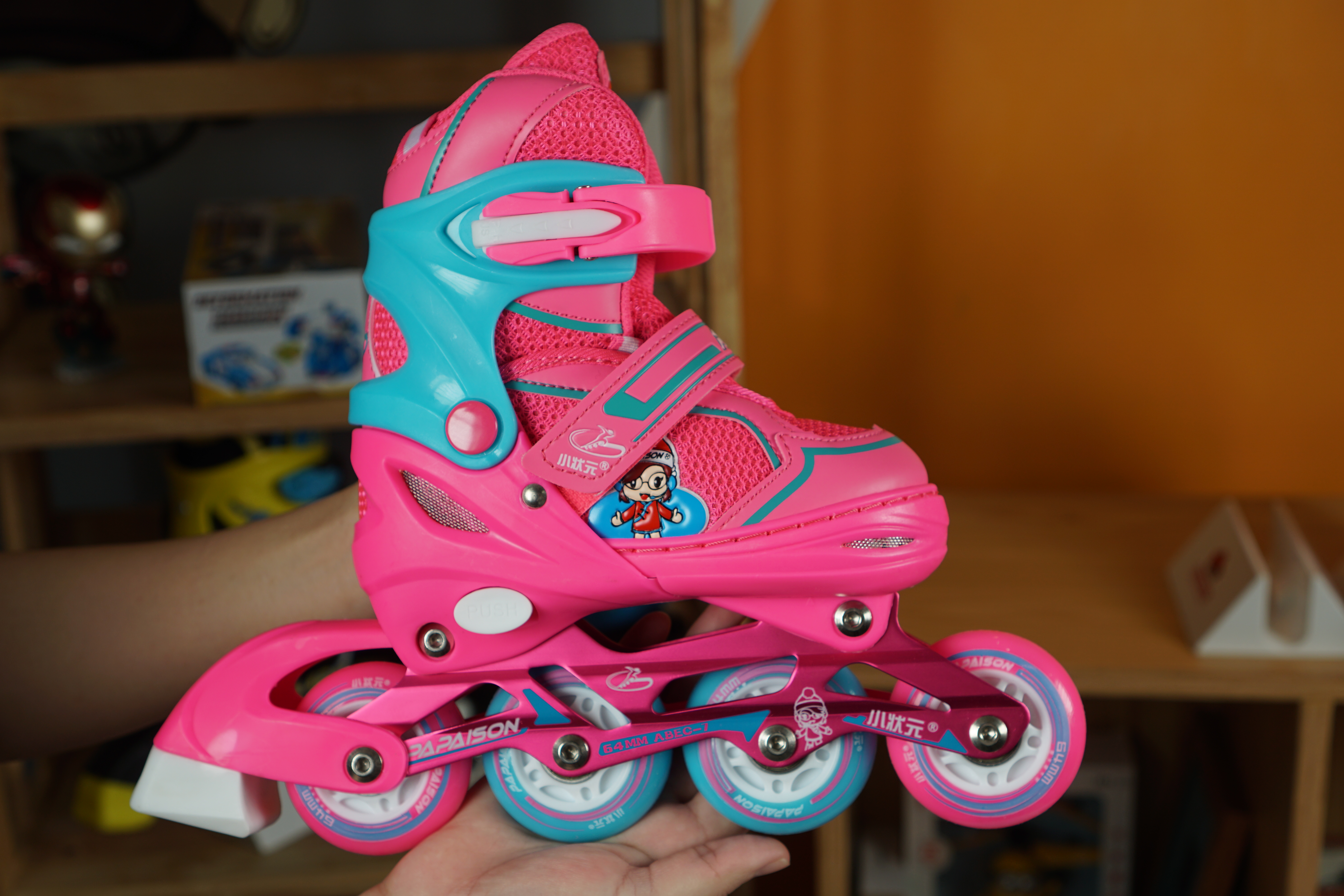 Giày Trượt Patin Papaison Kid với thiết kế an toàn, êm ái, màu sắc ưa nhìn, bắt mắt, đây là mẫu giày phù hợp với cả bé trai lẫn bé gái ưa thích vận động