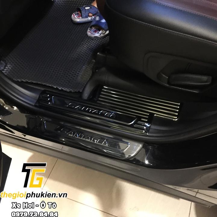 BỘ SẢN PHẨM Nẹp bước chân và ốp chống trầy cốp Hyundai Santafe 2021 - Mẫu Titan