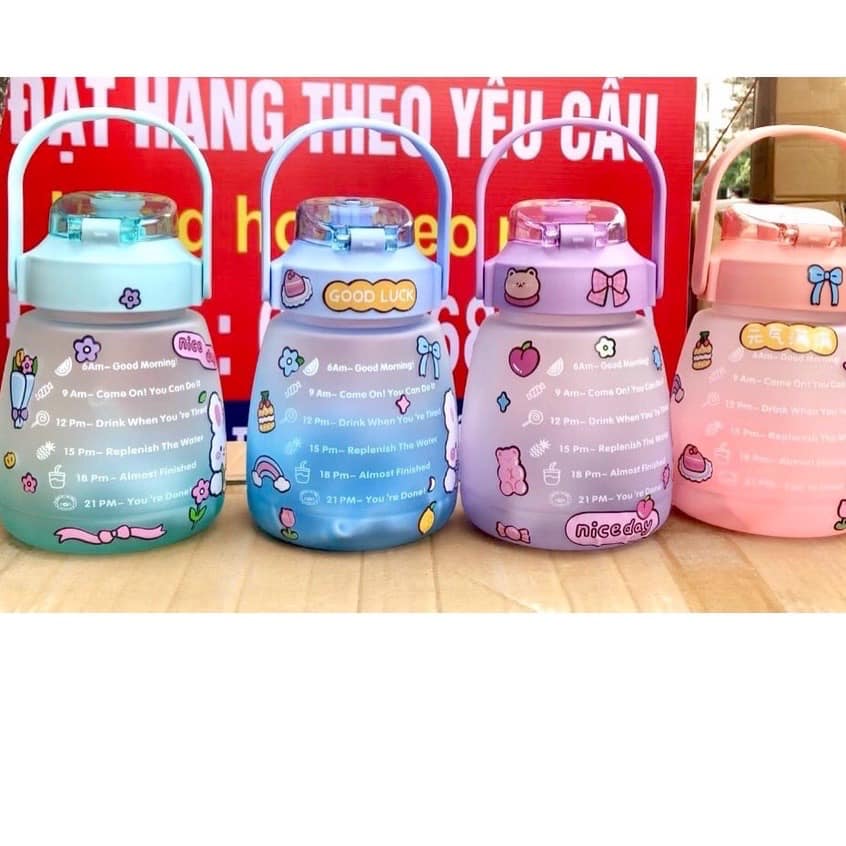 BÌNH NƯỚC CHIA VẠCH STICKER CÓ ỐNG HÚT, DUNG TÍCH 1300ML TIỆN DỤNG