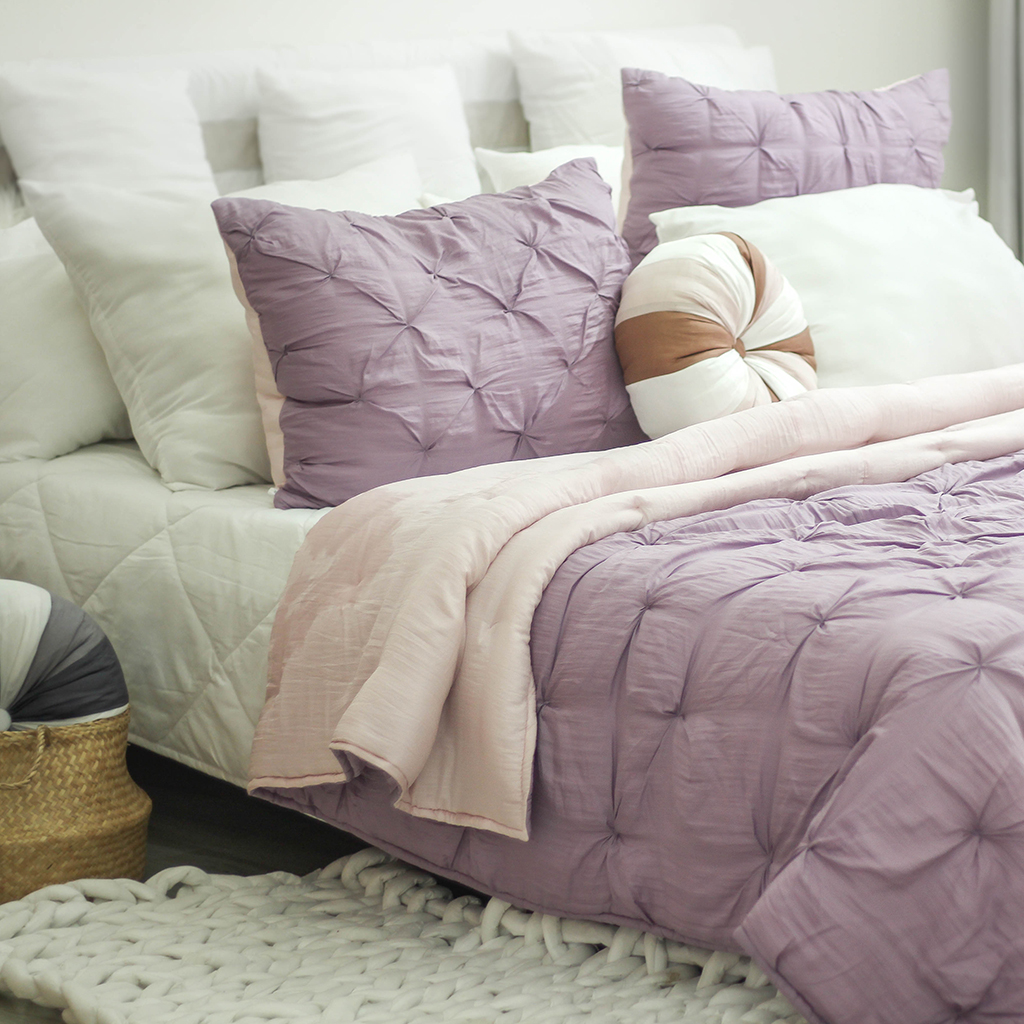 Chăn Lụa Tơ Tằm Khâu Tay Họa Tiết Hoa Dúm Kim Cương Màu Tím Lilac.