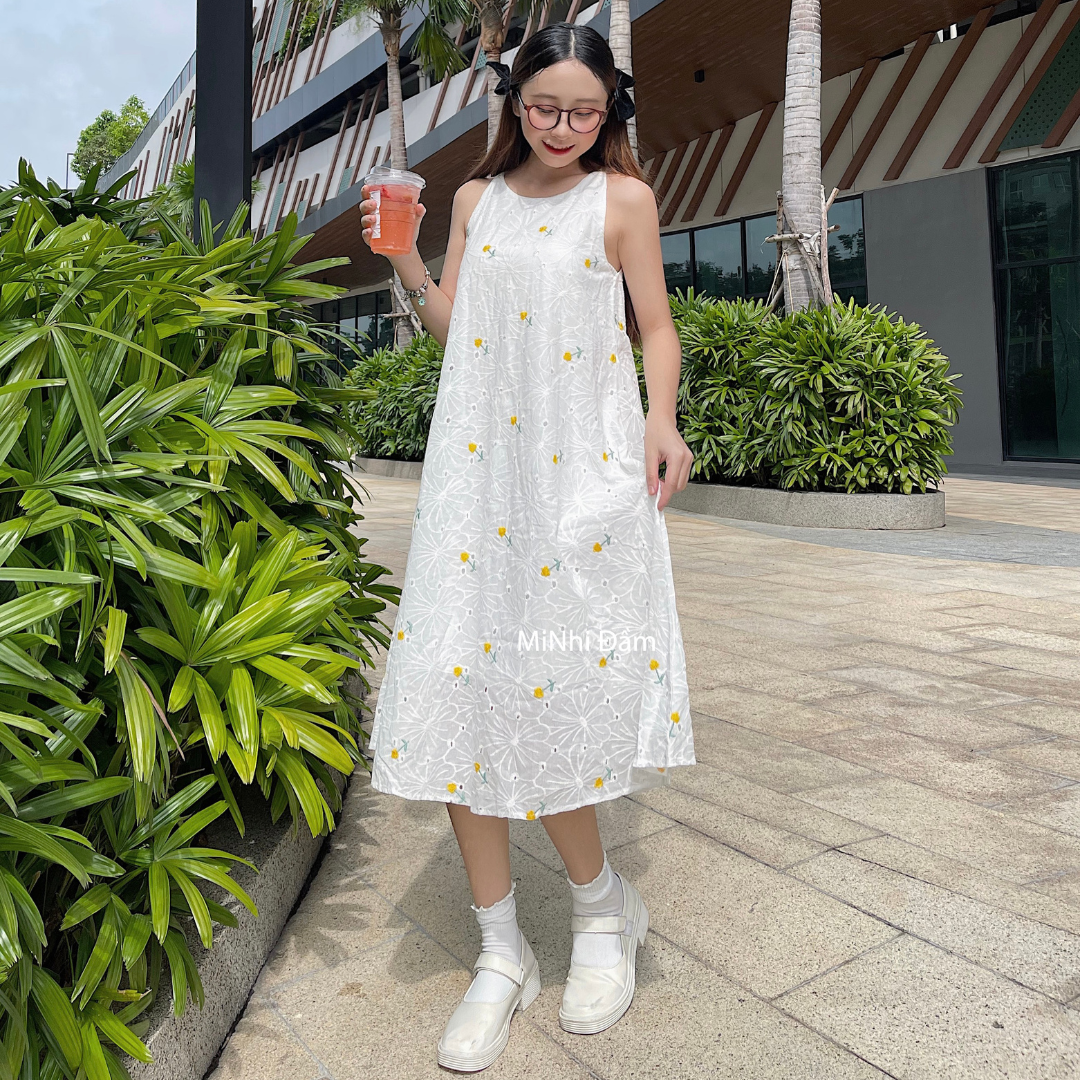 Đầm yếm dáng suông form rộng, Váy 2 dây màu trắng Cao Cấp kate thêu hoa nhí, sát nách cổ tròn MiNhi Đầm