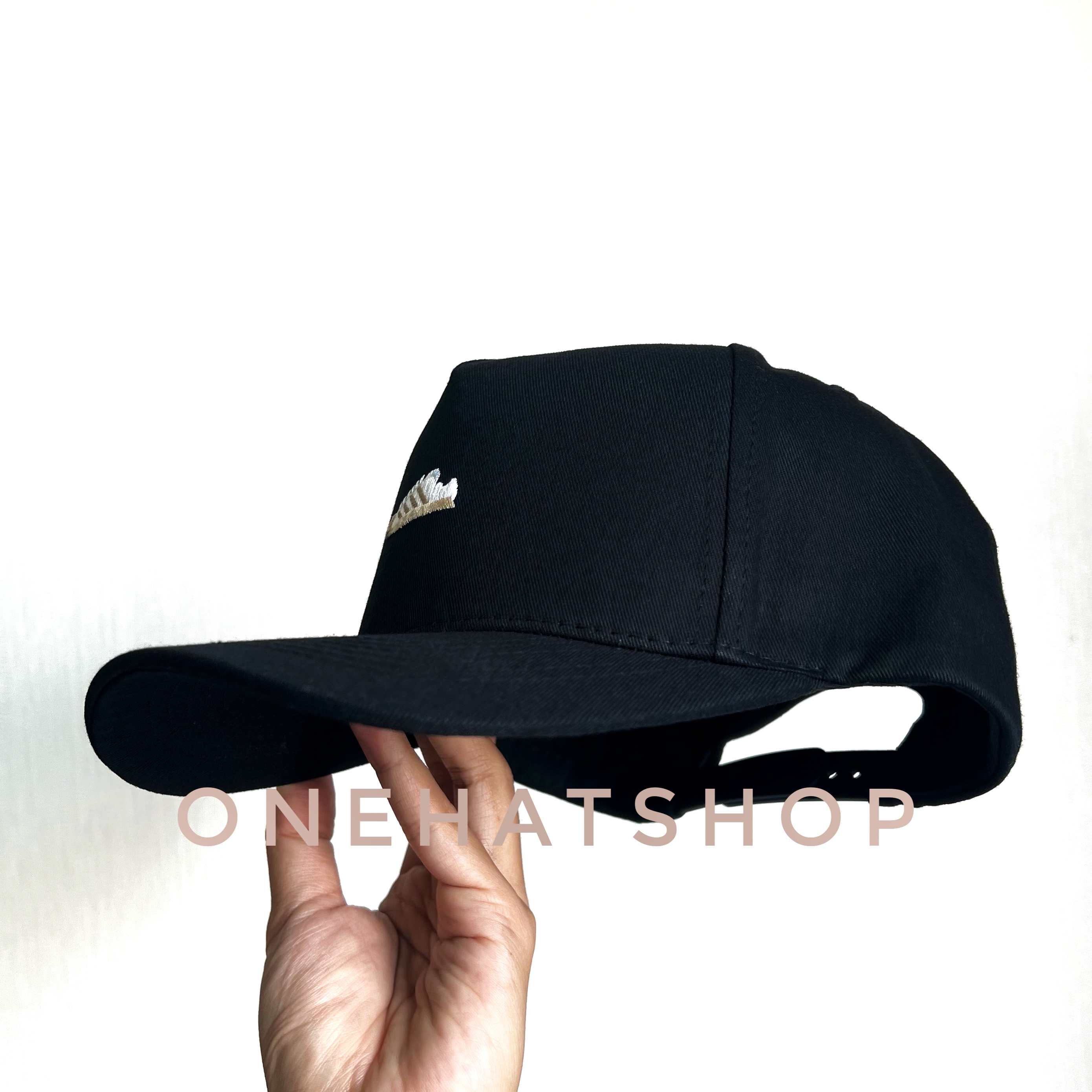 Nón lưỡi trai vành cong 2 phiên bản logo Sneaker giày 4 kẻ sọc Brand One Hat