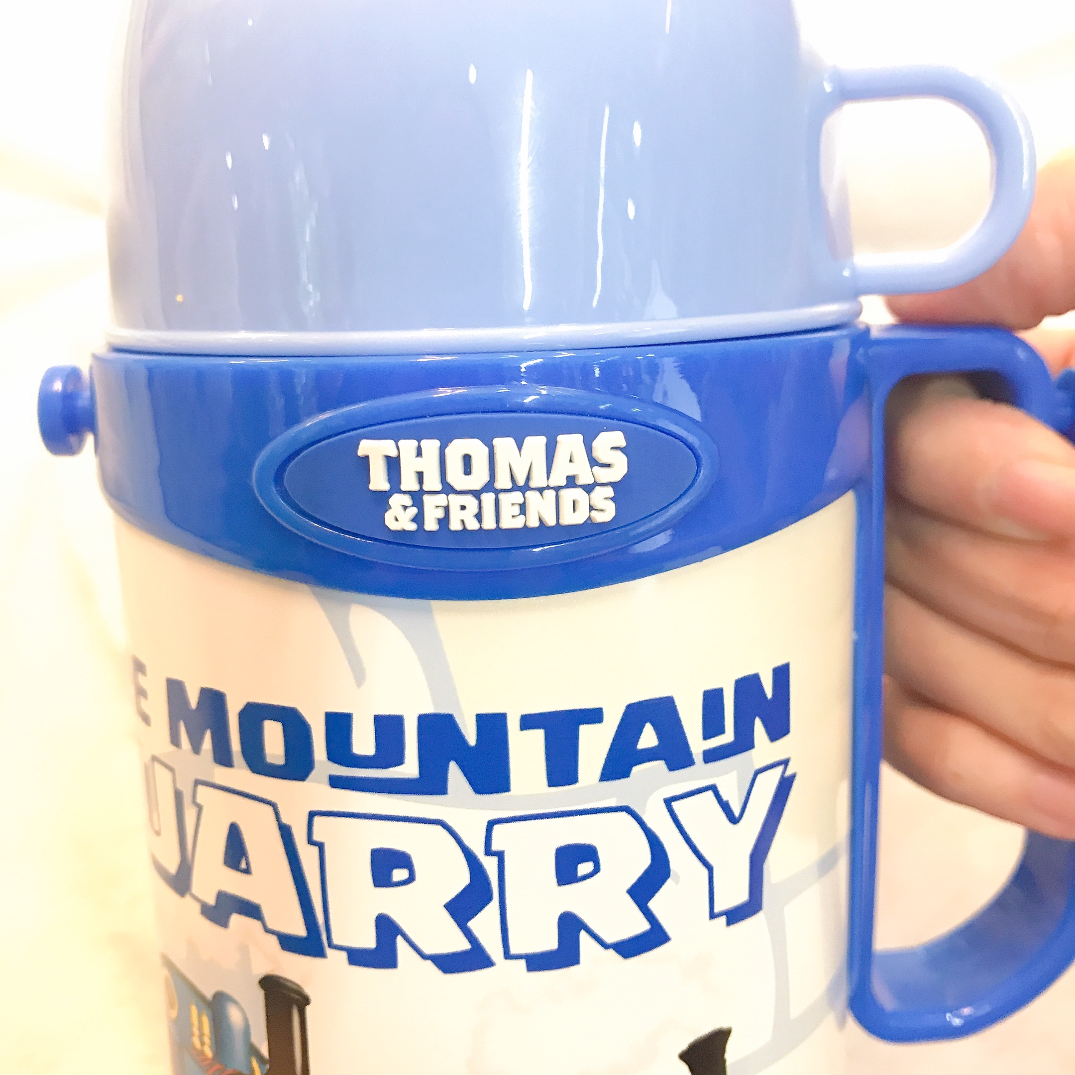 Bình nước giữ nhiệt có 1 quai cầm hình xe lửa Thomas màu xanh dương cho trẻ em, bé trai  - TM4261