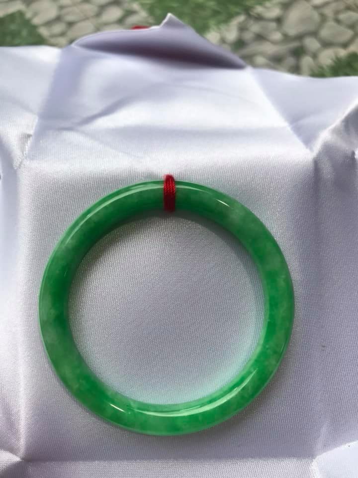 Vòng Tay Đá Cẩm Thạch Đậu Đẹp size 48mm x dầy 7mm Màu Xanh Lá Đậu Bóng Rất Là Đẹp Nữ tay nhỏ Nữ mệnh mộc hỏa thủy 35kg - 49kg đeo ạ